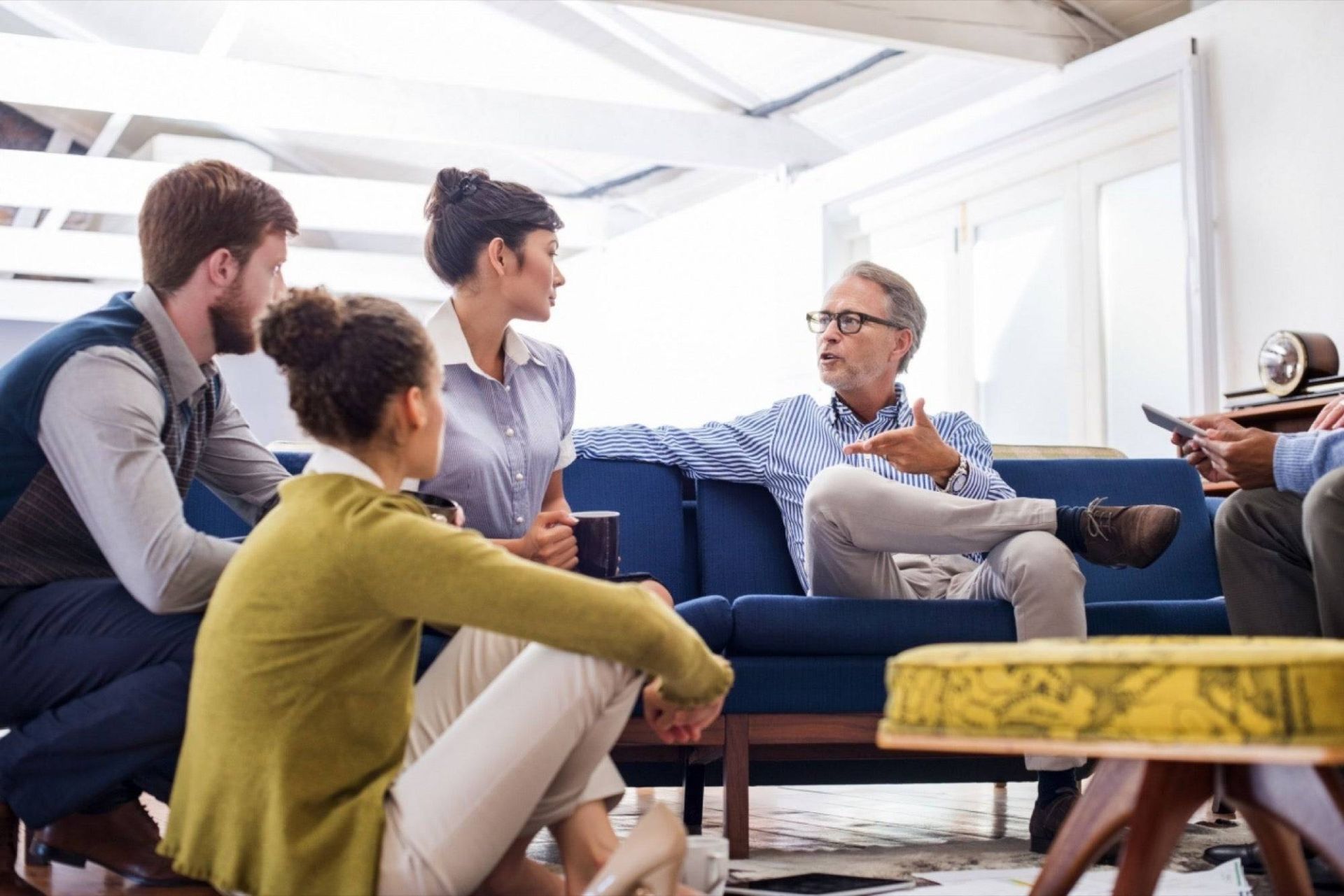 گروهی از مردم درحال صحبت کردن