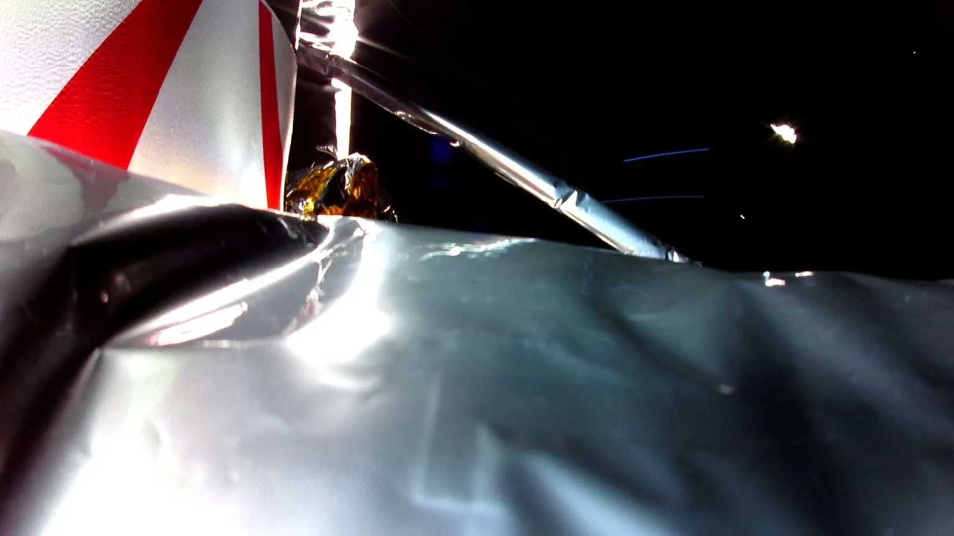 اولین تصویر ارسالی ماه‌نشین پرگرین، اختلال در لایه عایق فضاپیما را نشان می‌دهد