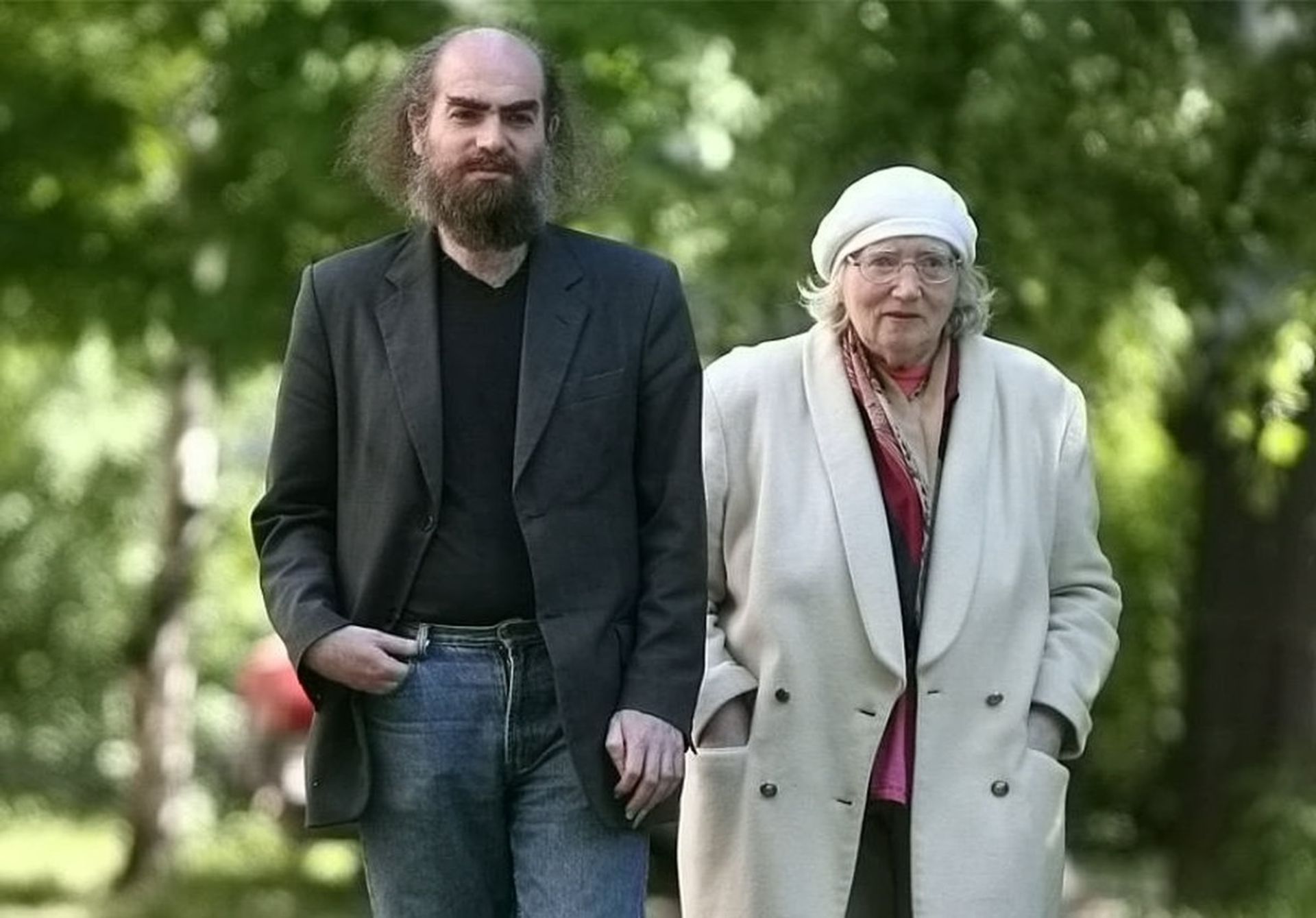 گریگوری پرلمان و مادرش در حال قدم زدن