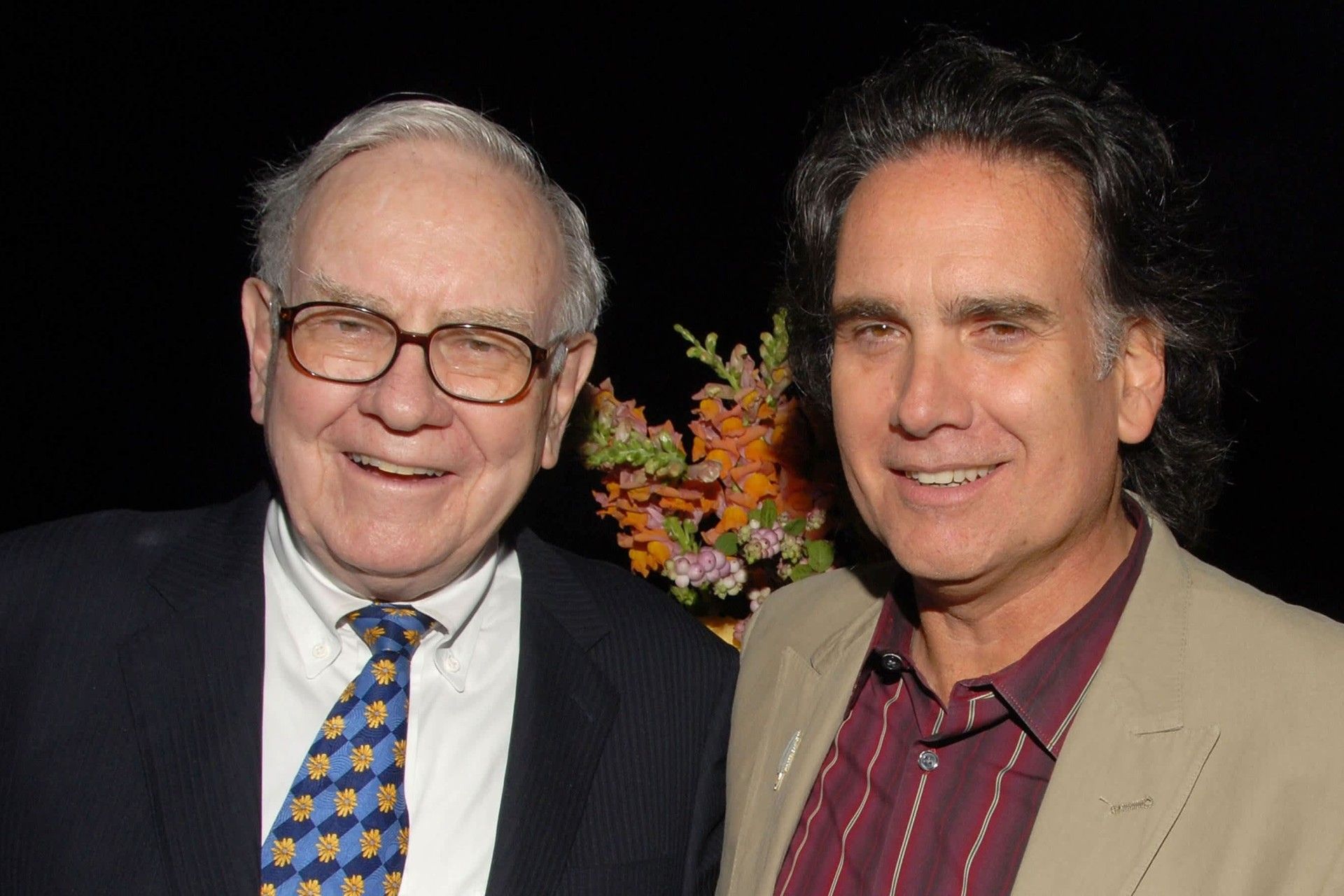 یک مرد میان‌سال در کنار یک مرد کهن‌سال