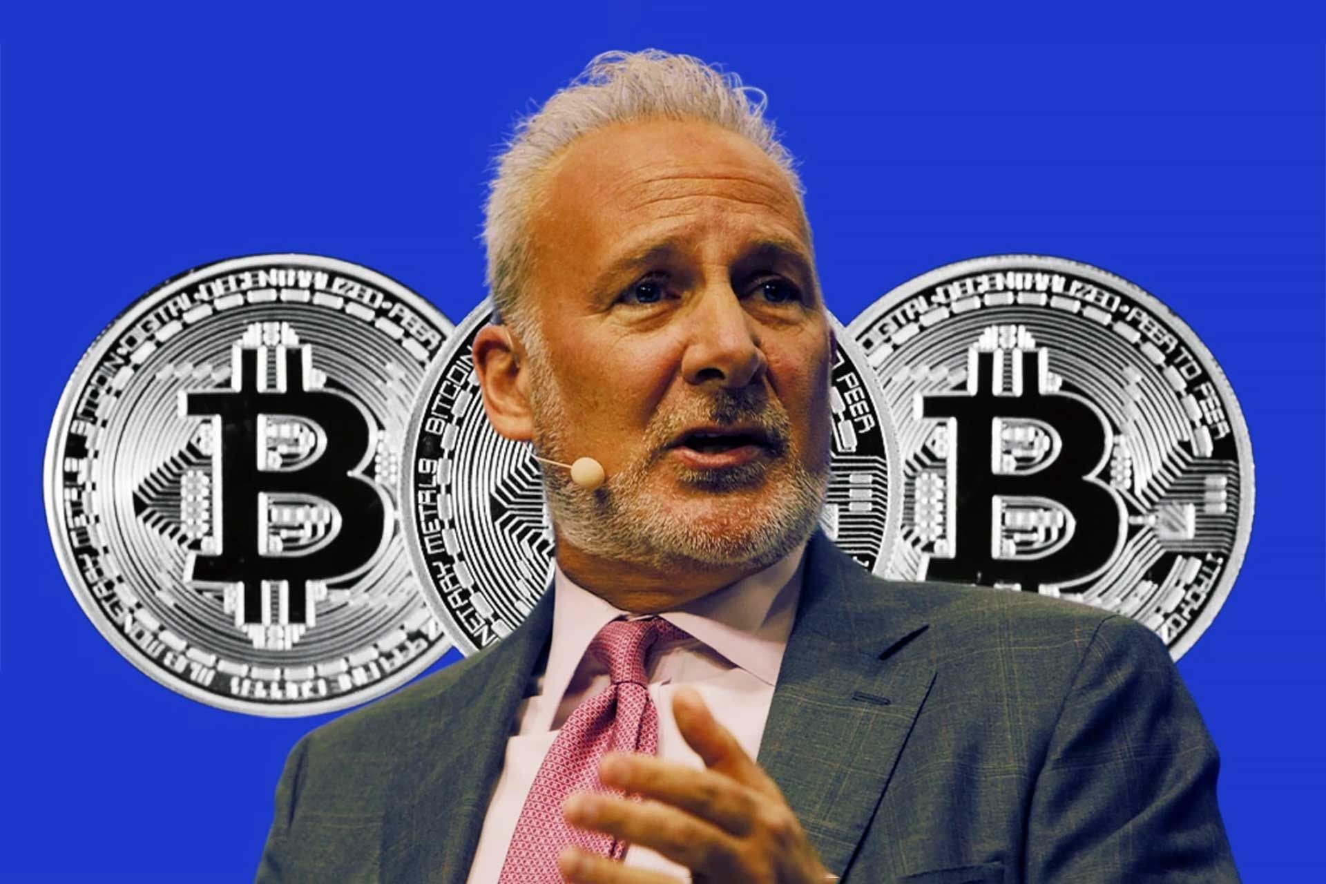 پیتر شیف در حال سخنرانی - سه نماد بیت‌کوین پشت سر او