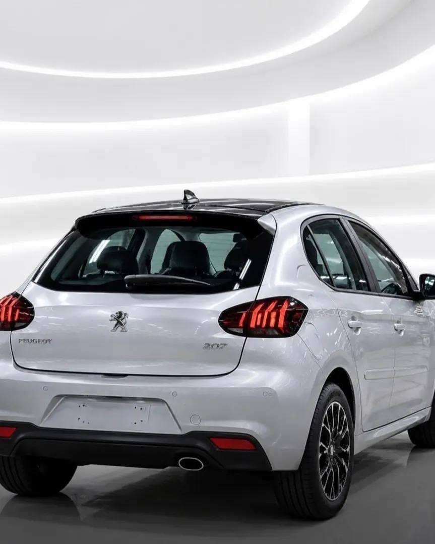 نمای عقب خودروی پژو ۲۰۷ (Peugeot 207) الیت با رنگ نقره‌ای
