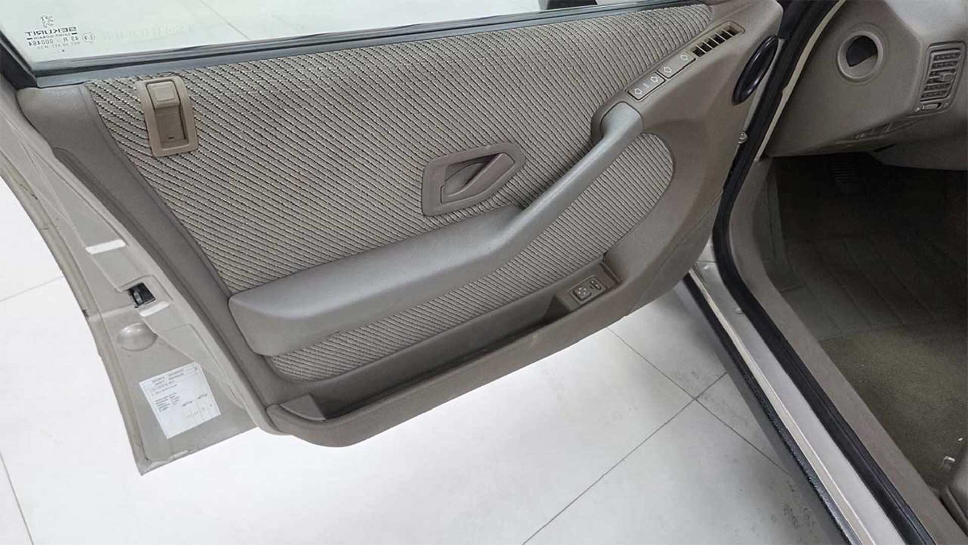 رودری‌های خودرو پژو ۴۰۵ بژ