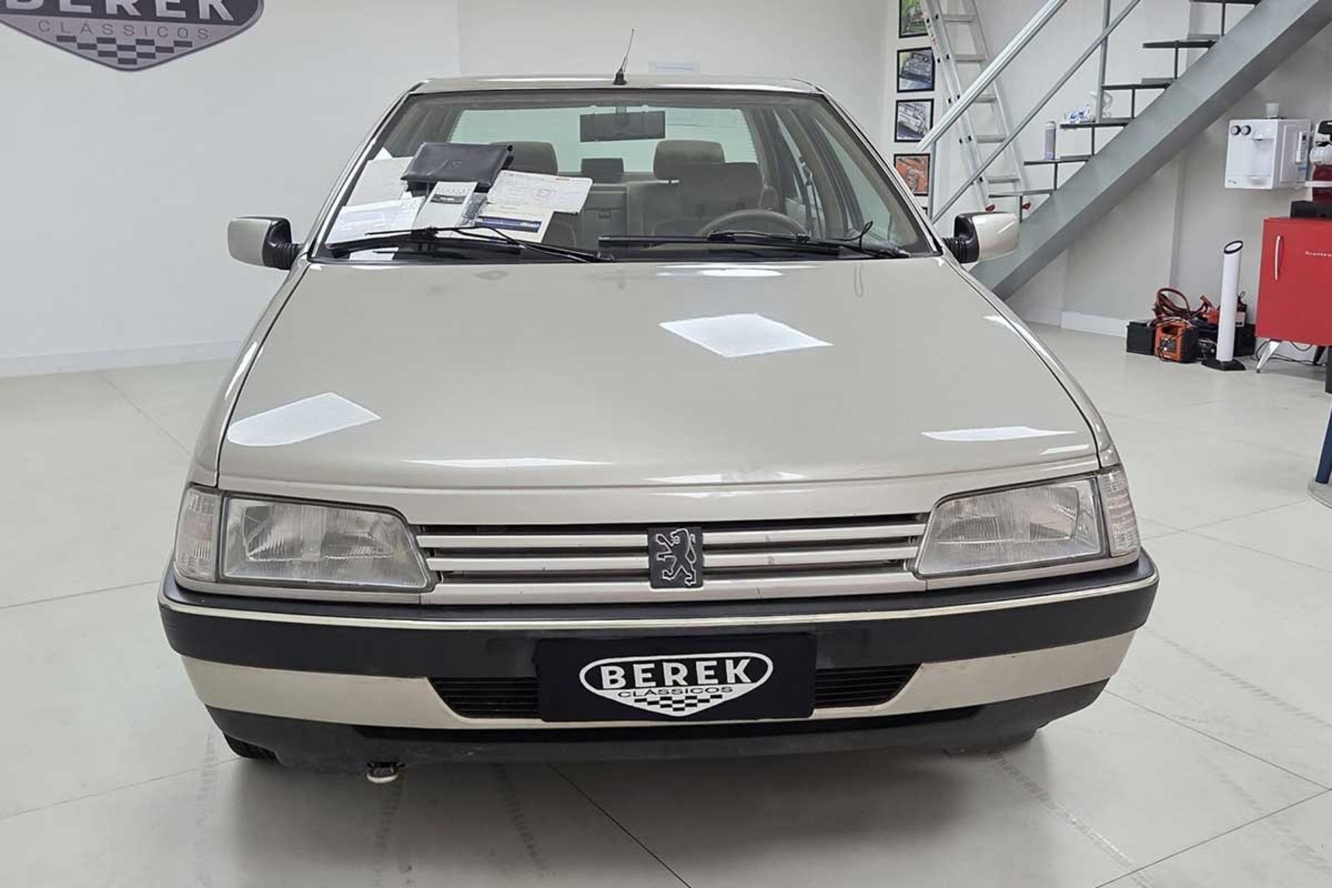 نمای جلو خودرو پژو ۴۰۵ بژ