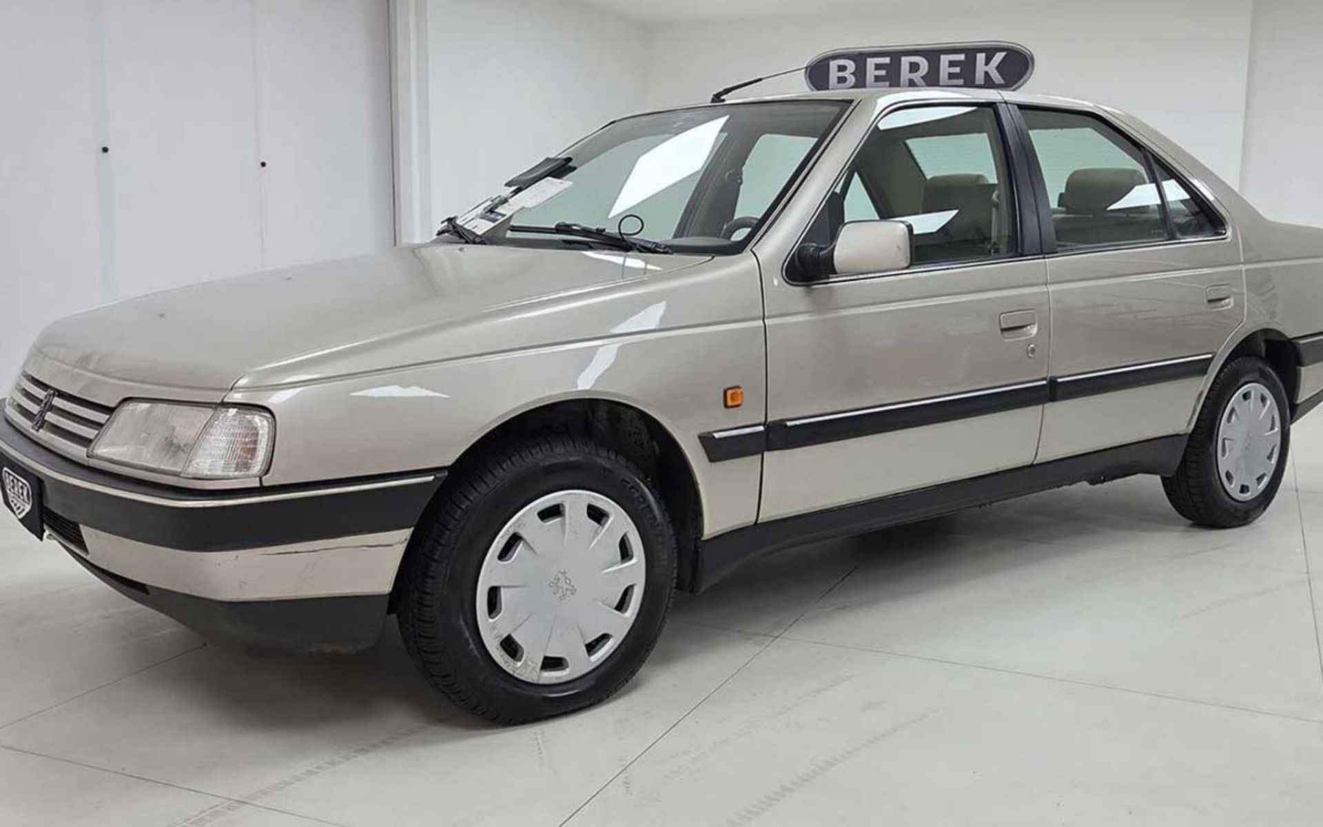 نمای سه‌چهارم جلو خودرو پژو ۴۰۵ بژ