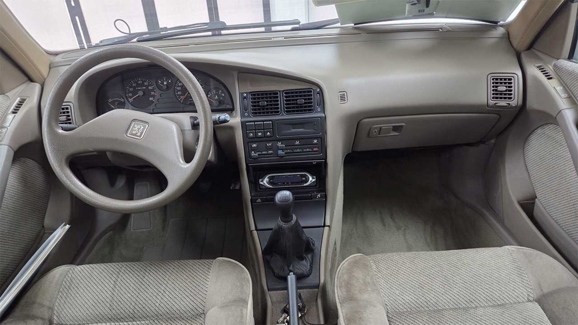 نمای داخل کابین خودرو پژو ۴۰۵ بژ