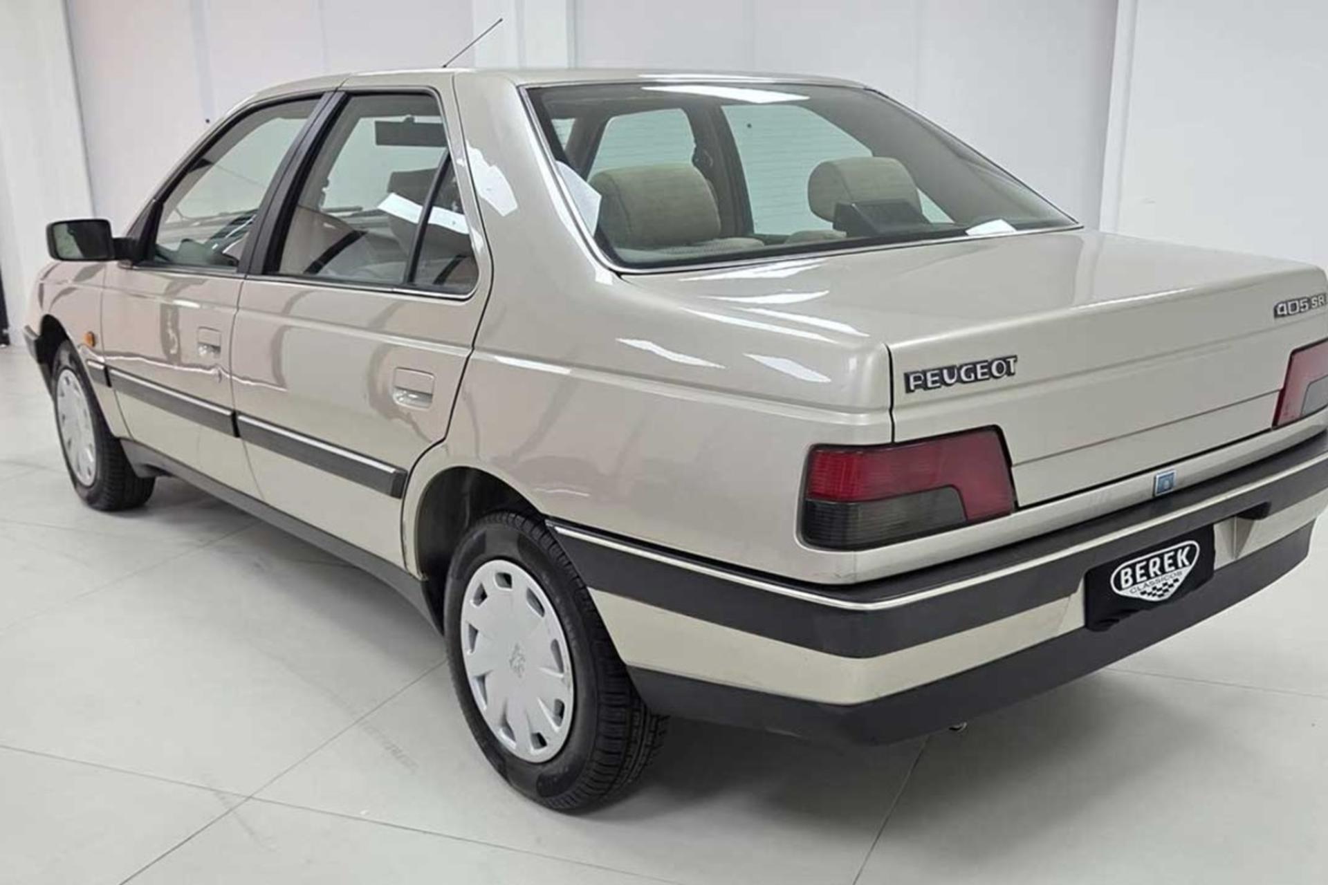 نمای سه‌چهارم عقب پژو ۴۰۵ رنگ بژ