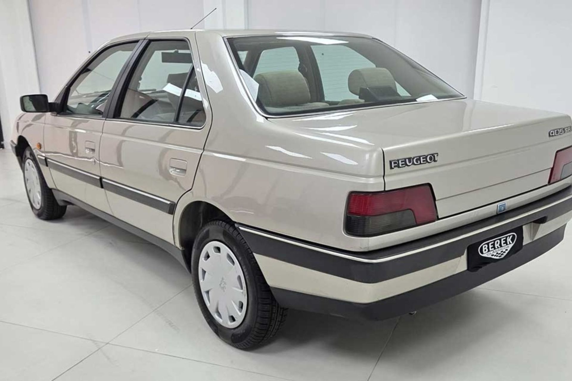 نمای سه‌چهارم عقب پژو ۴۰۵ رنگ بژ