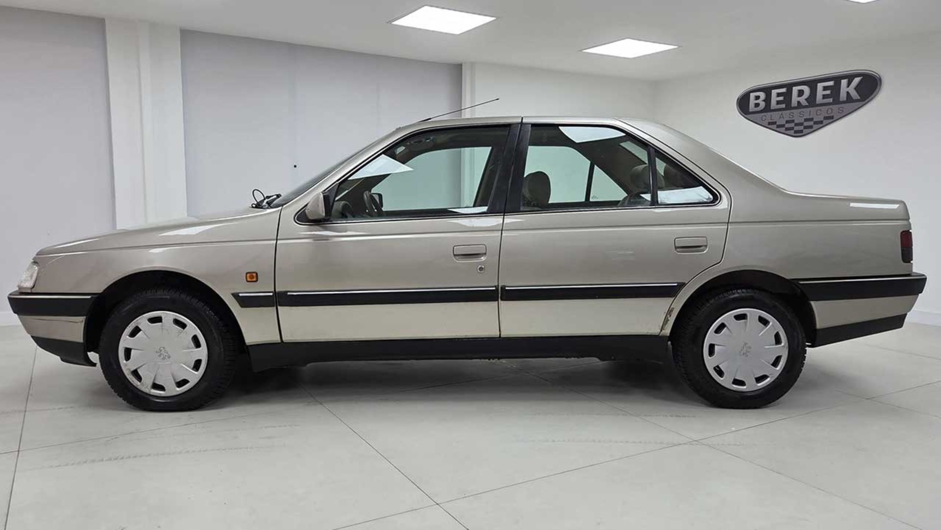 نمای جانبی خودرو پژو ۴۰۵ بژ