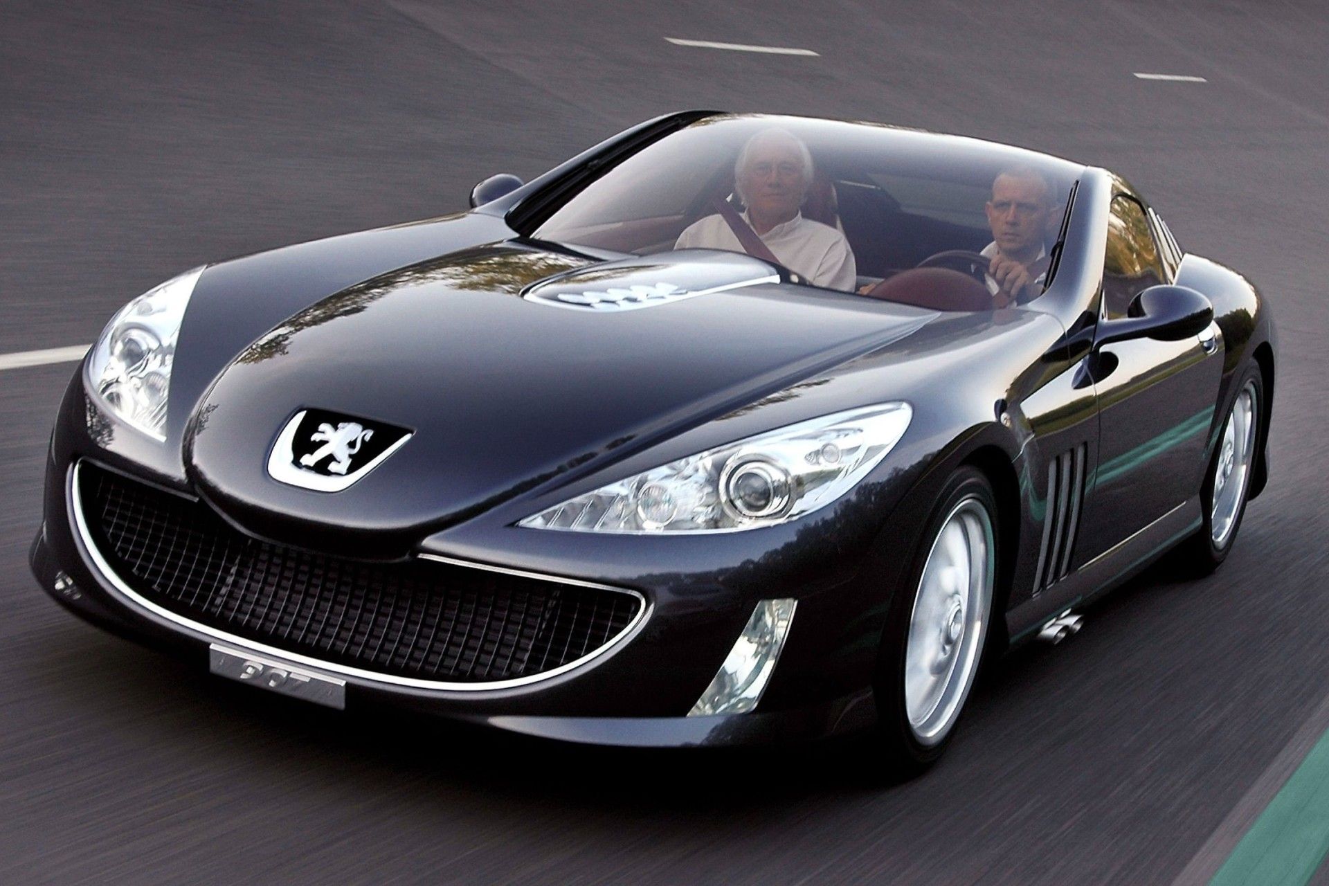 نمای سه‌چهارم جلو خودرو پژو ۹۰۷ در جاده