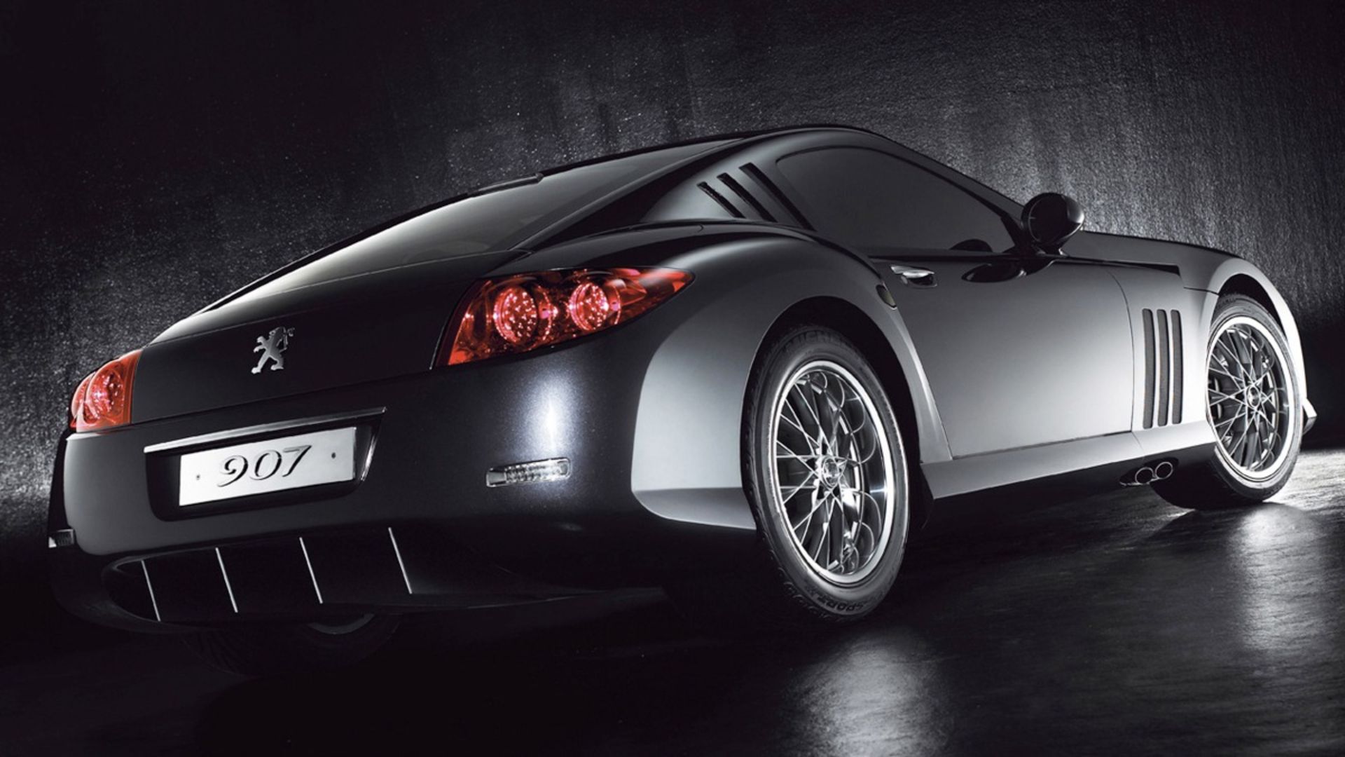 نمای سه‌چهارم عقب خودرو پژو ۹۰۷