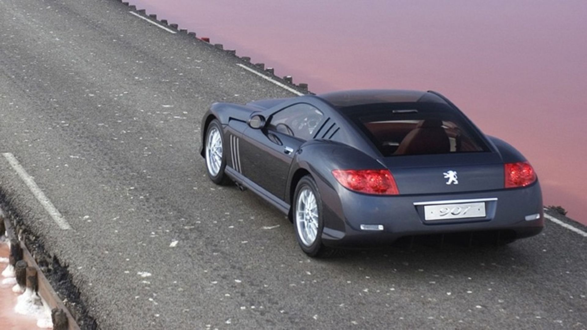 نمای سه‌چهارم عقب خودرو پژو ۹۰۷