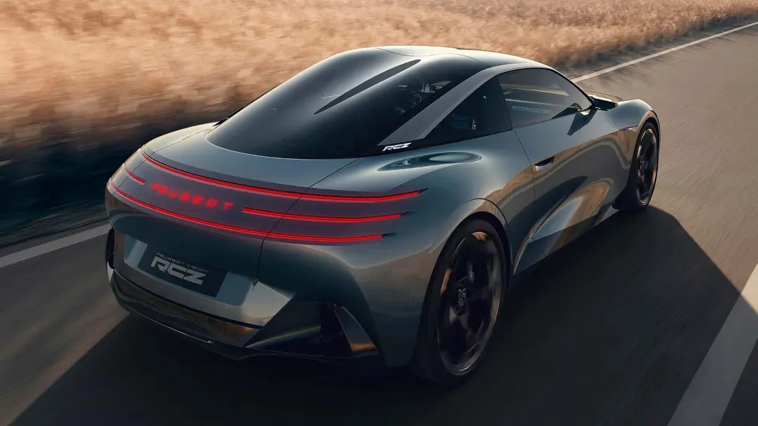 خودروی مفهومی پژو (Peugeot) RCZ در حال حرکت در جاده
