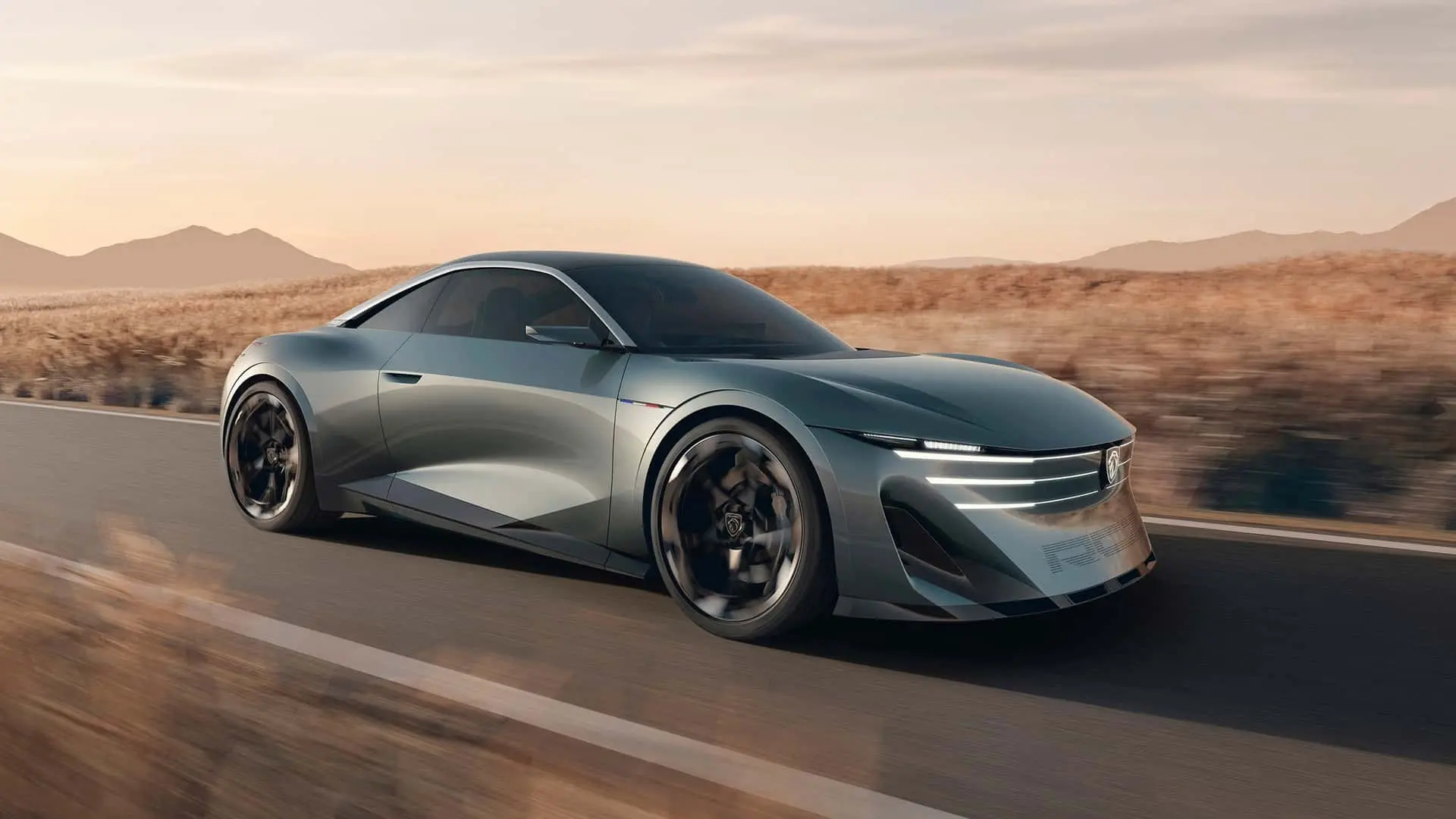 خودروی مفهومی پژو (Peugeot) RCZ در حال حرکت در جاده‌ای بیابانی