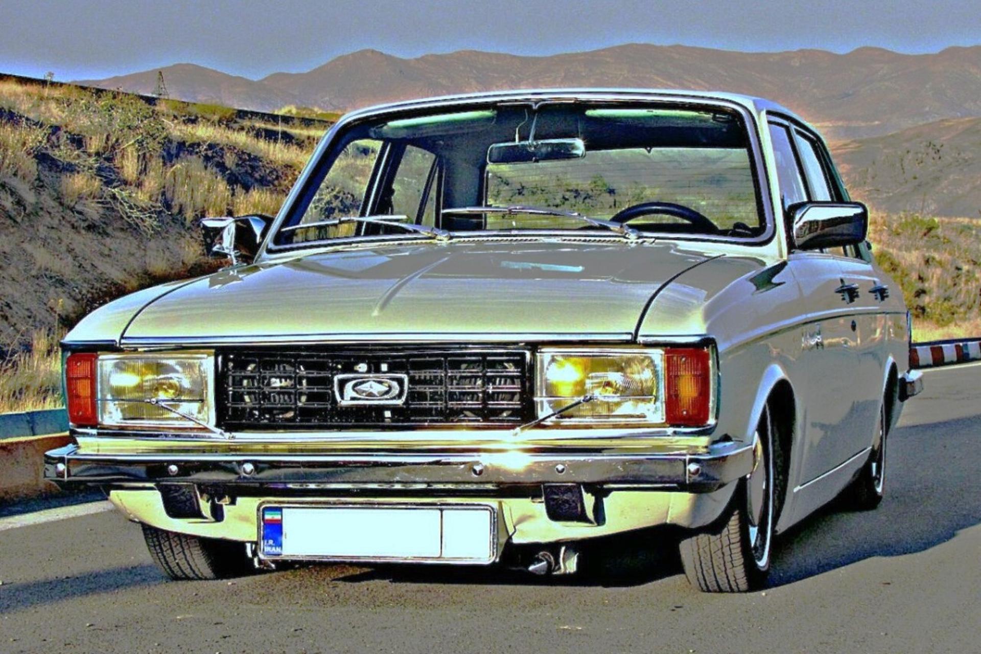 نمای سه‌چهارم جلو خودرو پیکان در جاده