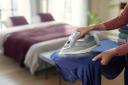 اتو بخار فیلیپس Philips DST5010 در حال اتو لباس