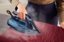 اتو بخار فیلیپس Philips DST8020 در دست