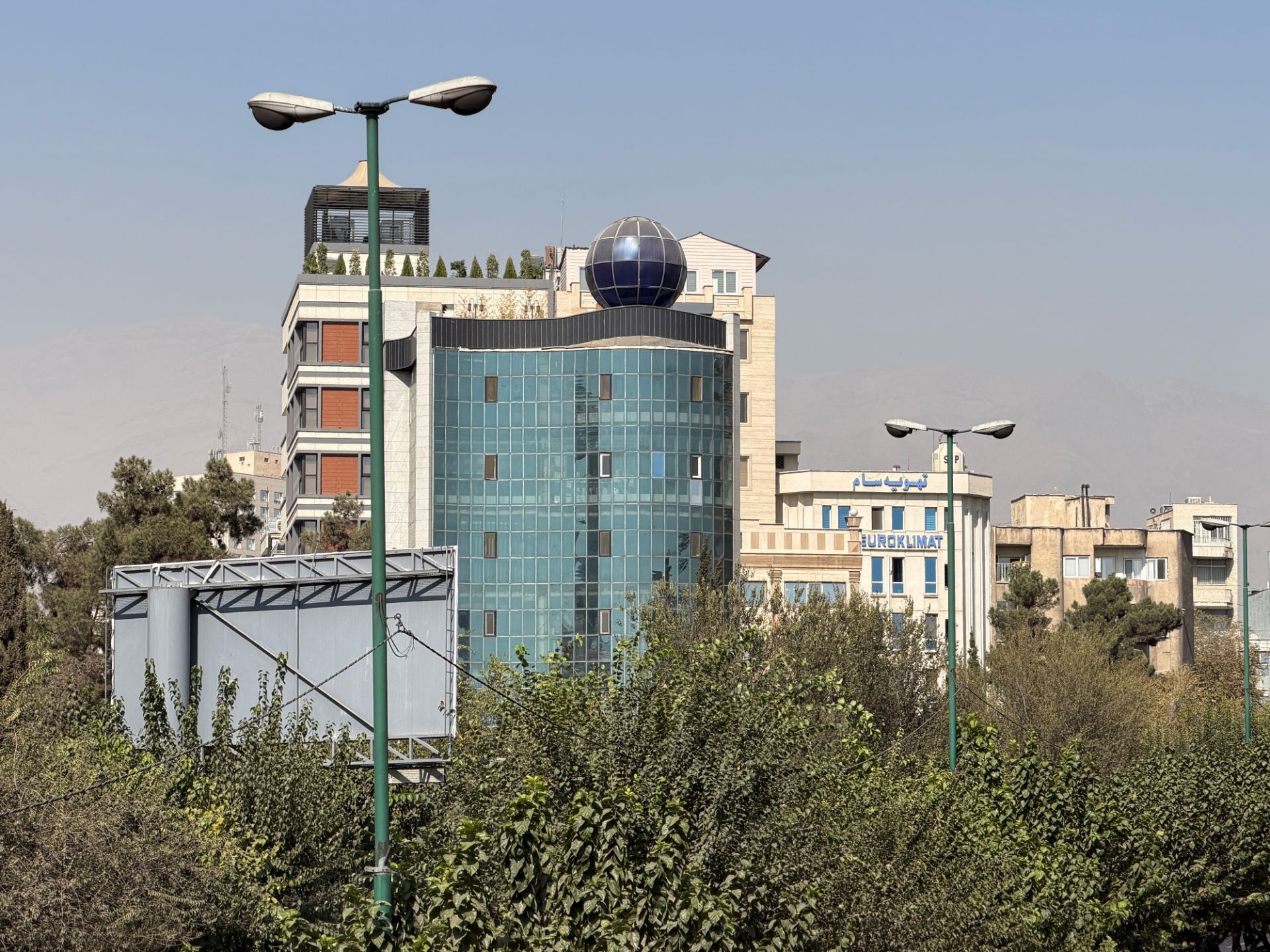 ساختمان ها بین درختان