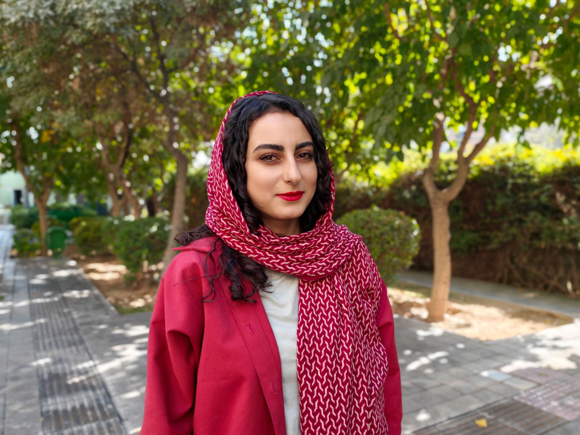 دختری با شال قرمز