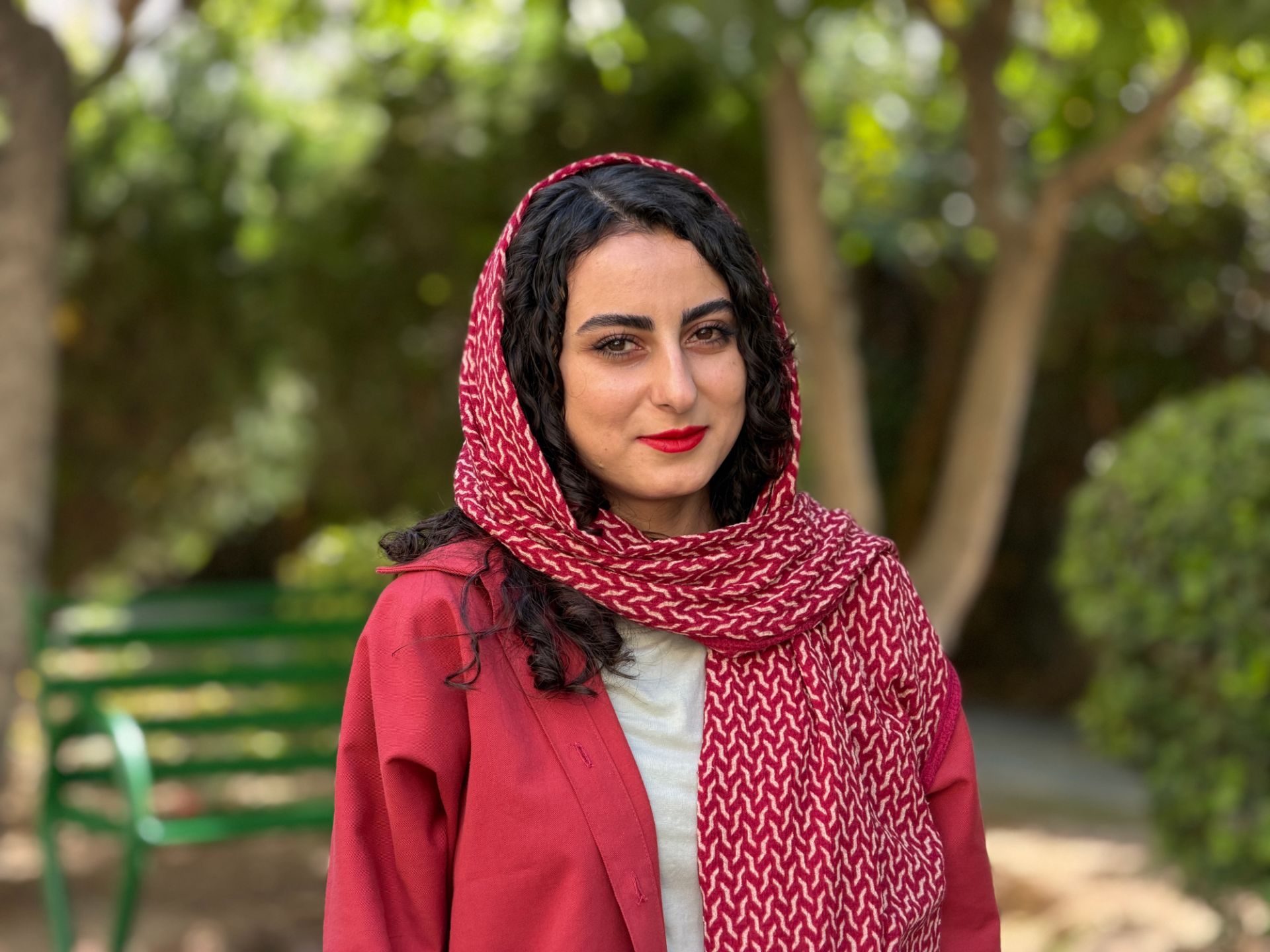 خانمی با مانتوی قرمز