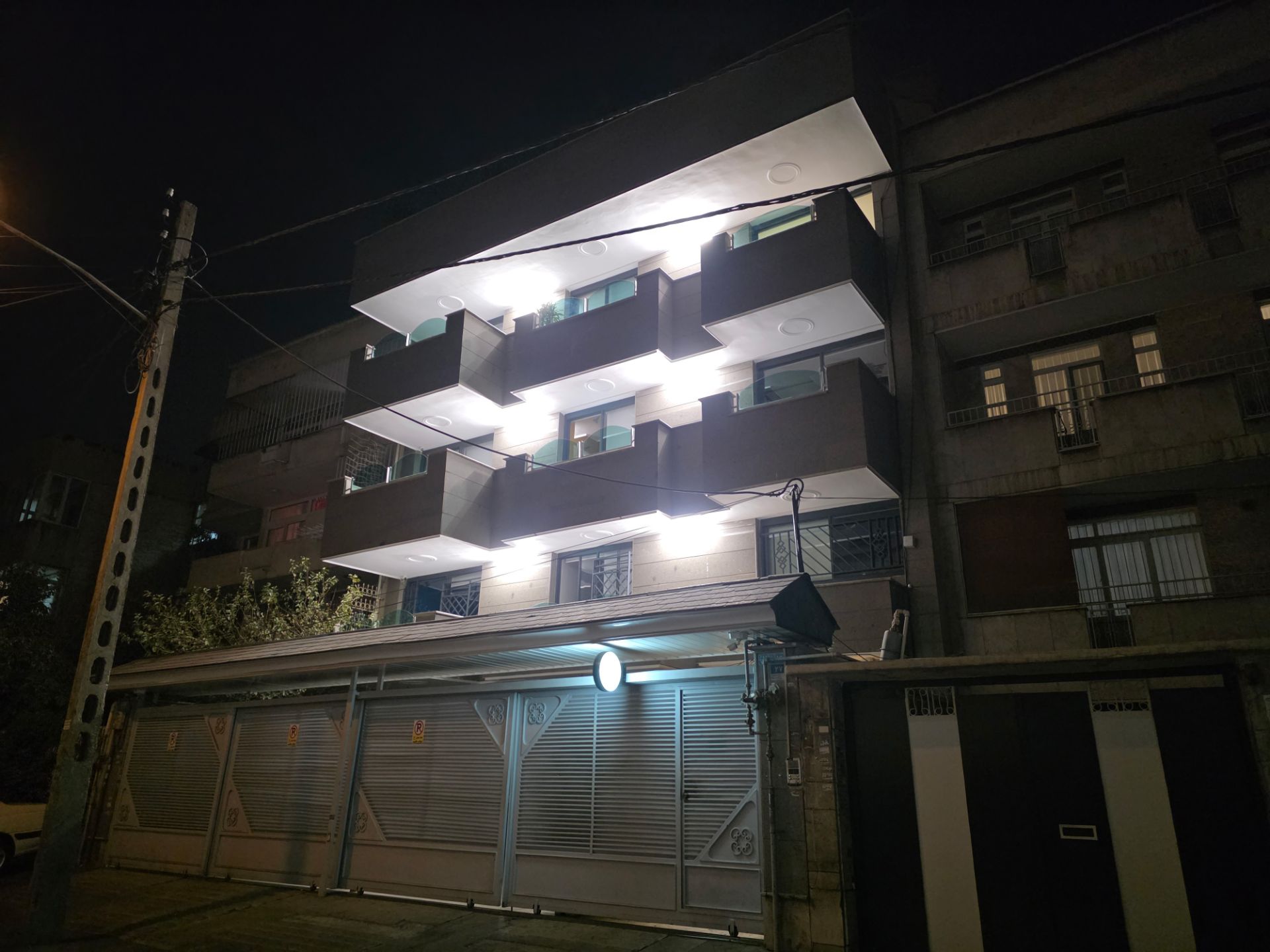 ساختمان سه طبقه