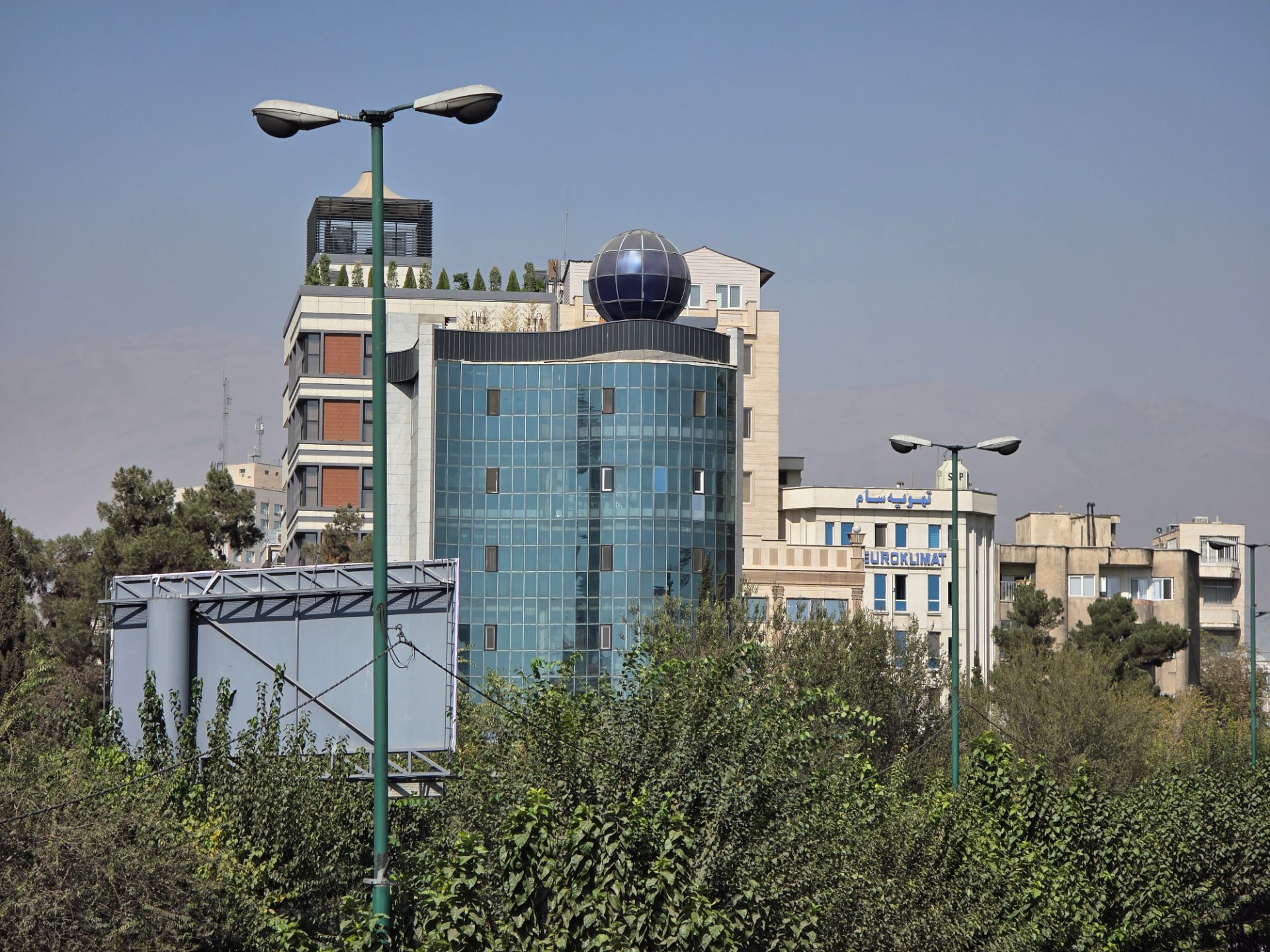 ساختمان ها بین درختان