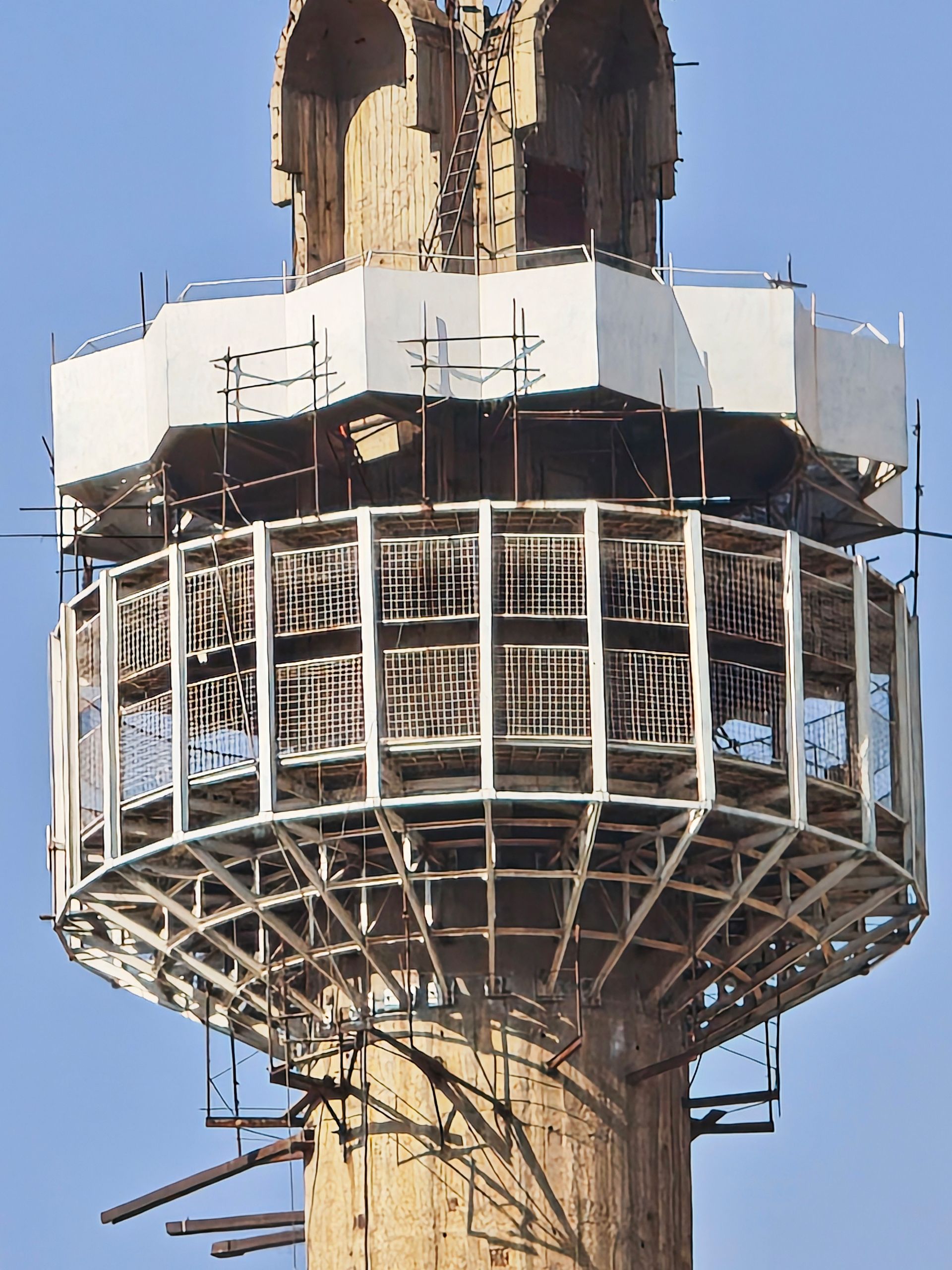 مناره نیمه کاره