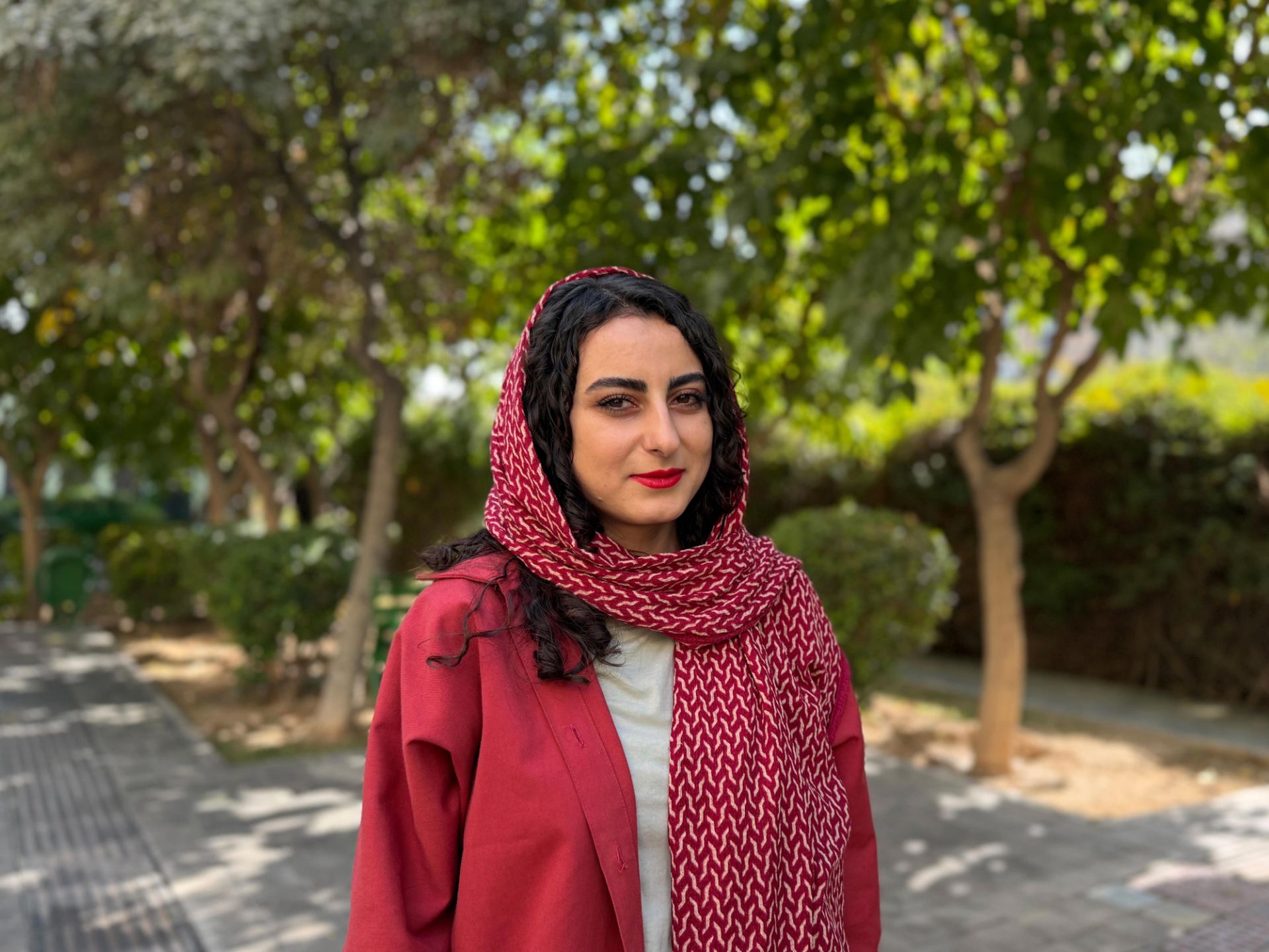 دختری با شال قرمز