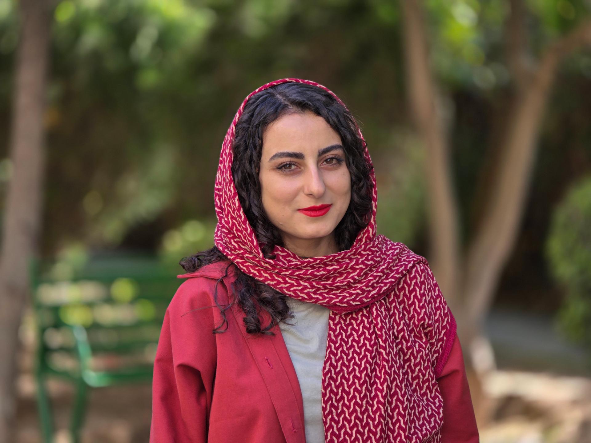 خانمی با مانتوی قرمز