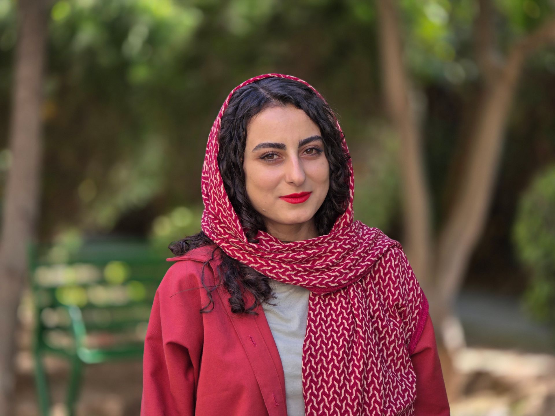 خانمی با مانتوی قرمز