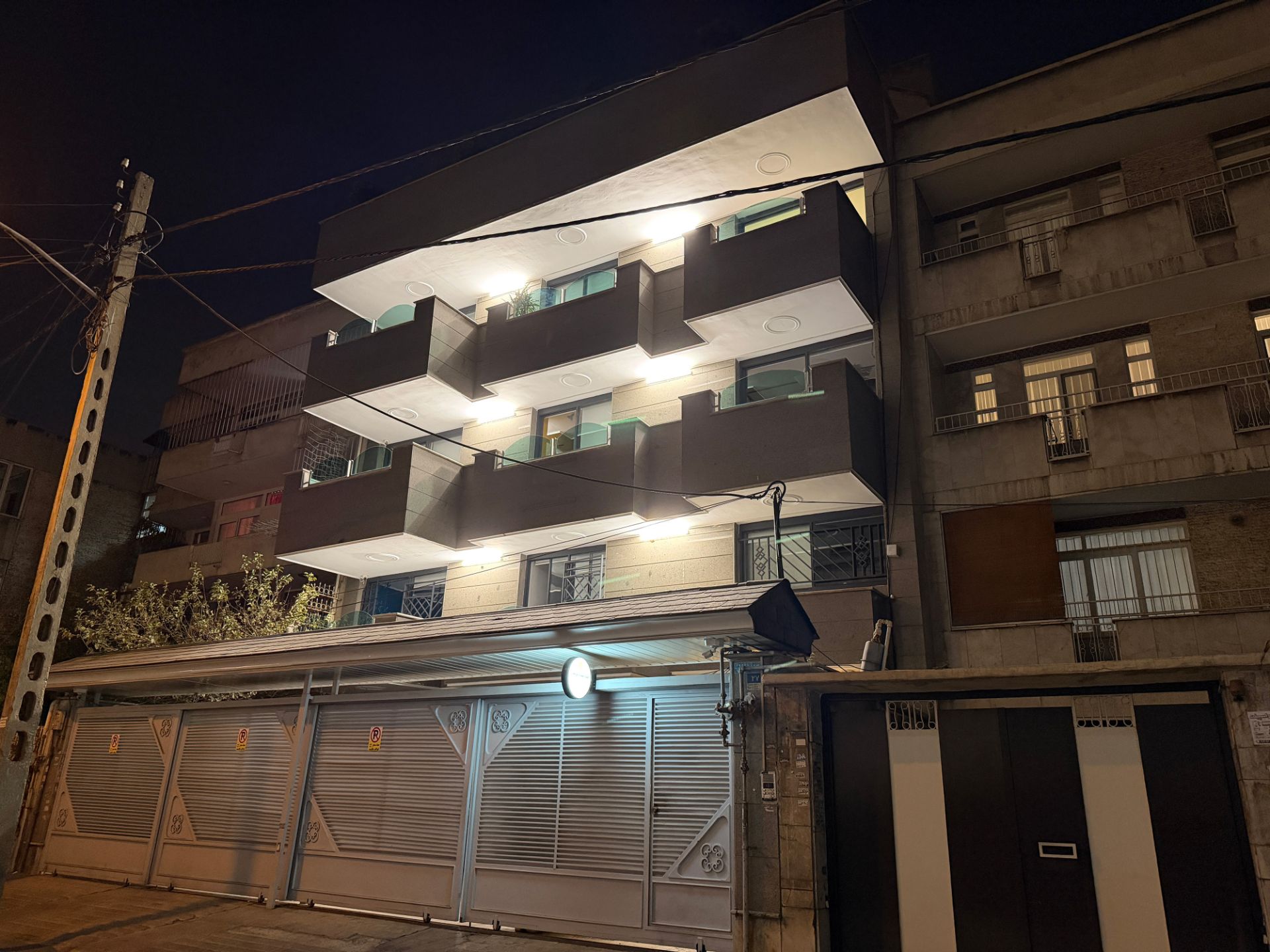 ساختمان سه طبقه