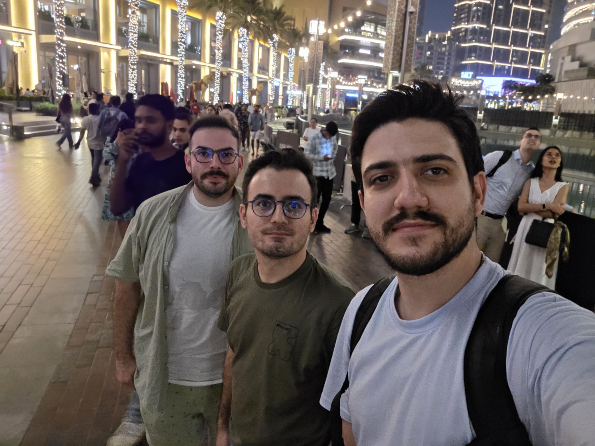 دوربین سلفی گوشی B در شب