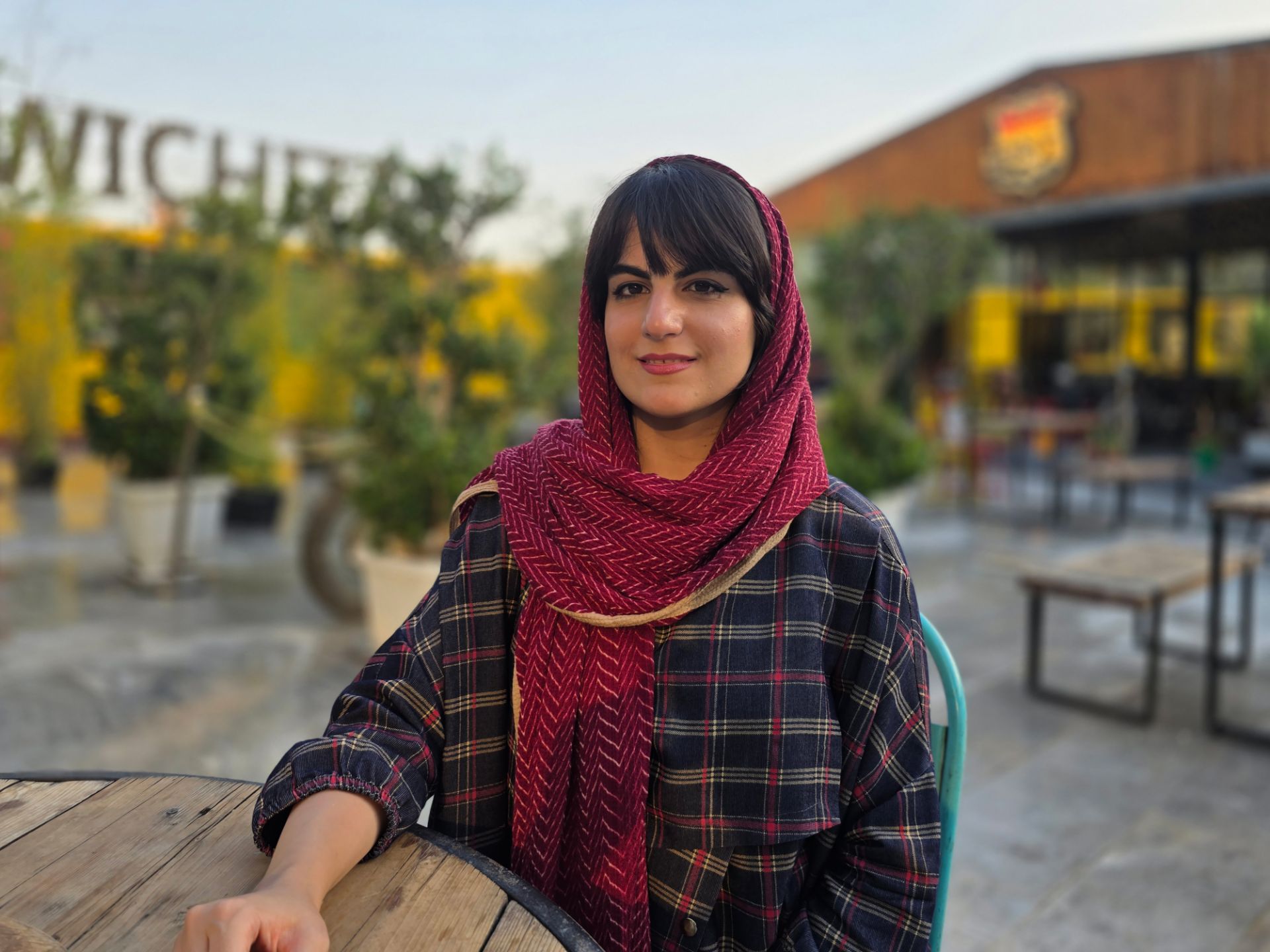 دختری با شال قرمز