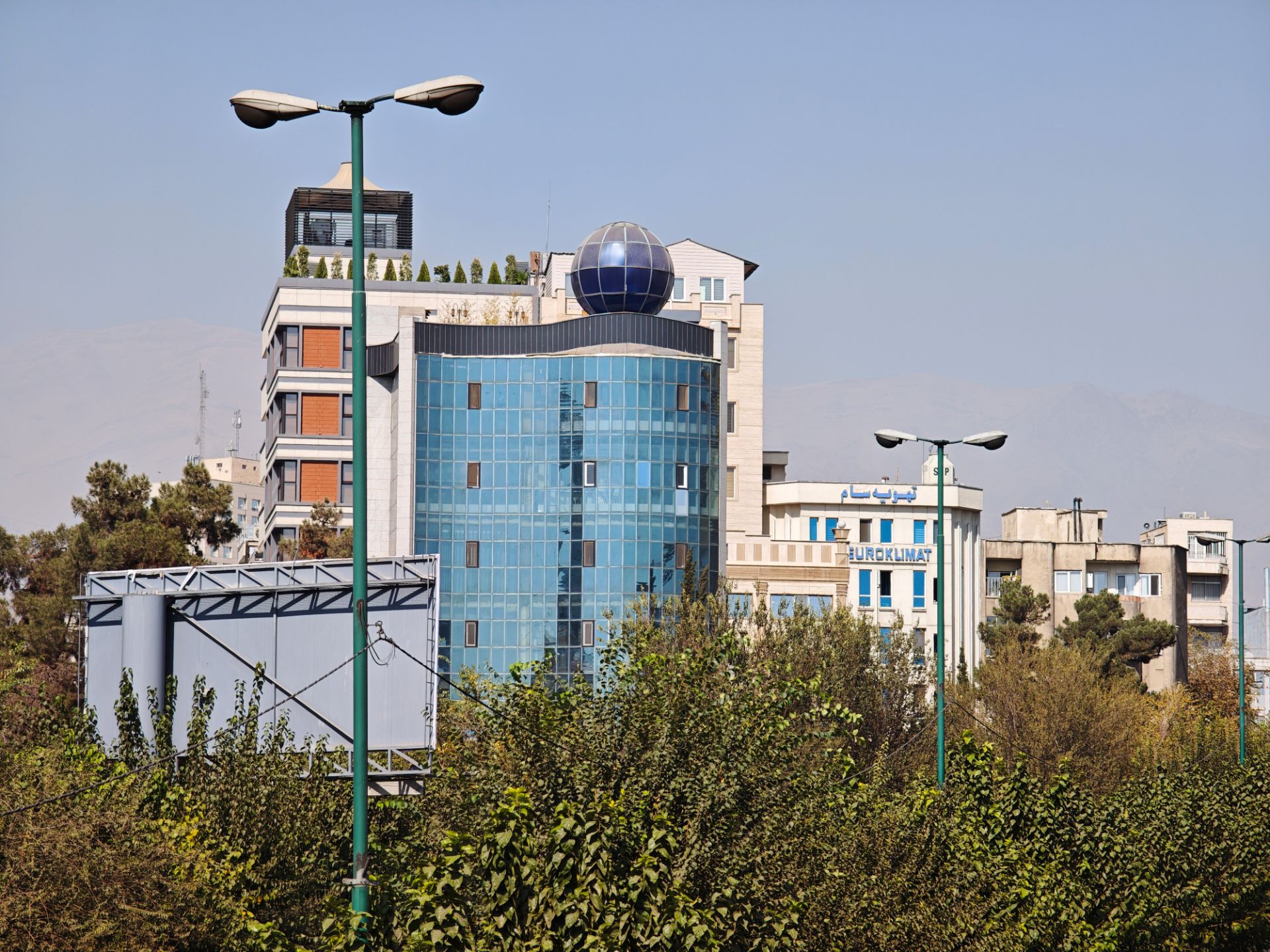 ساختمان ها بین درختان