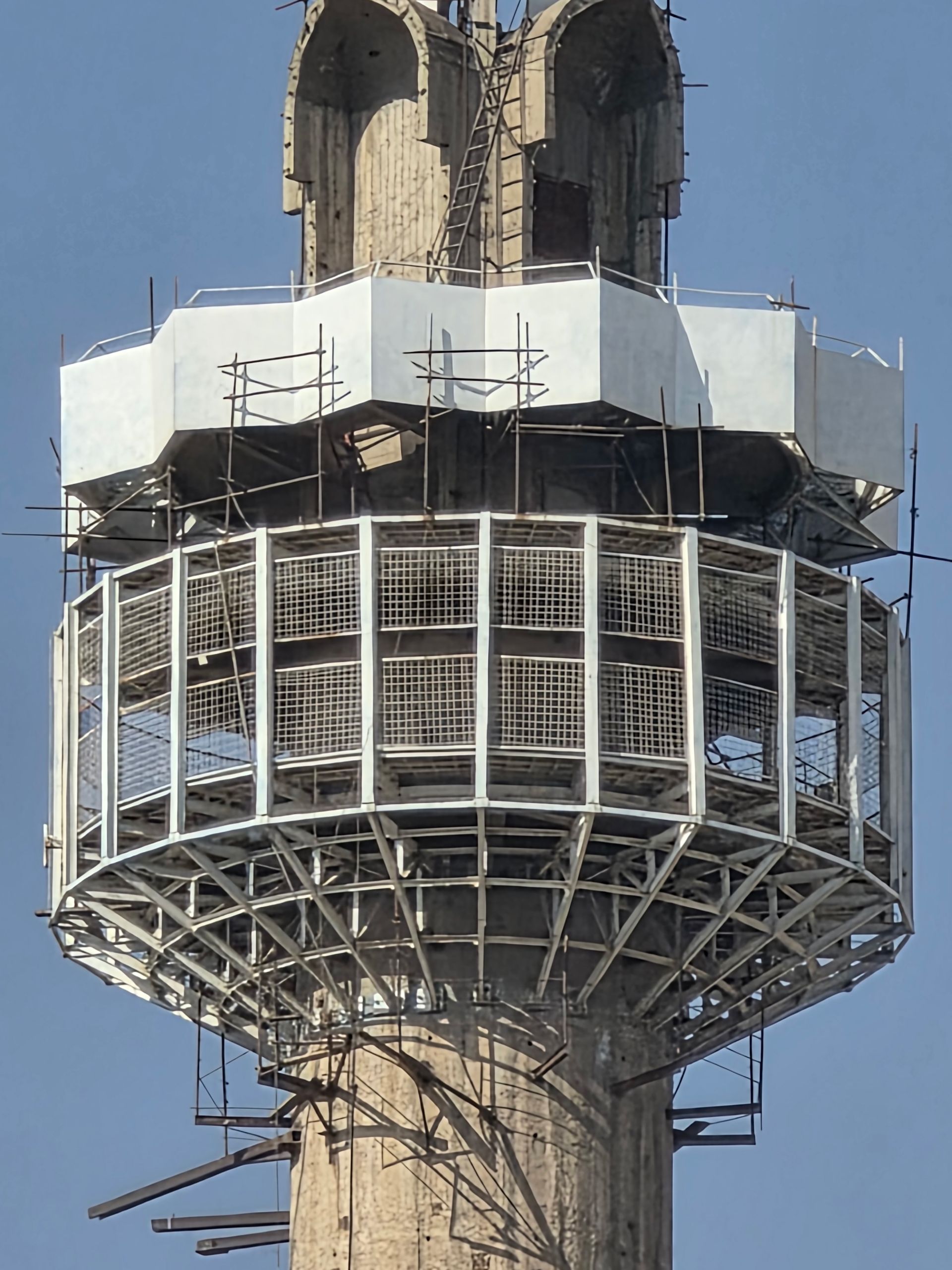 مناره نیمه کاره