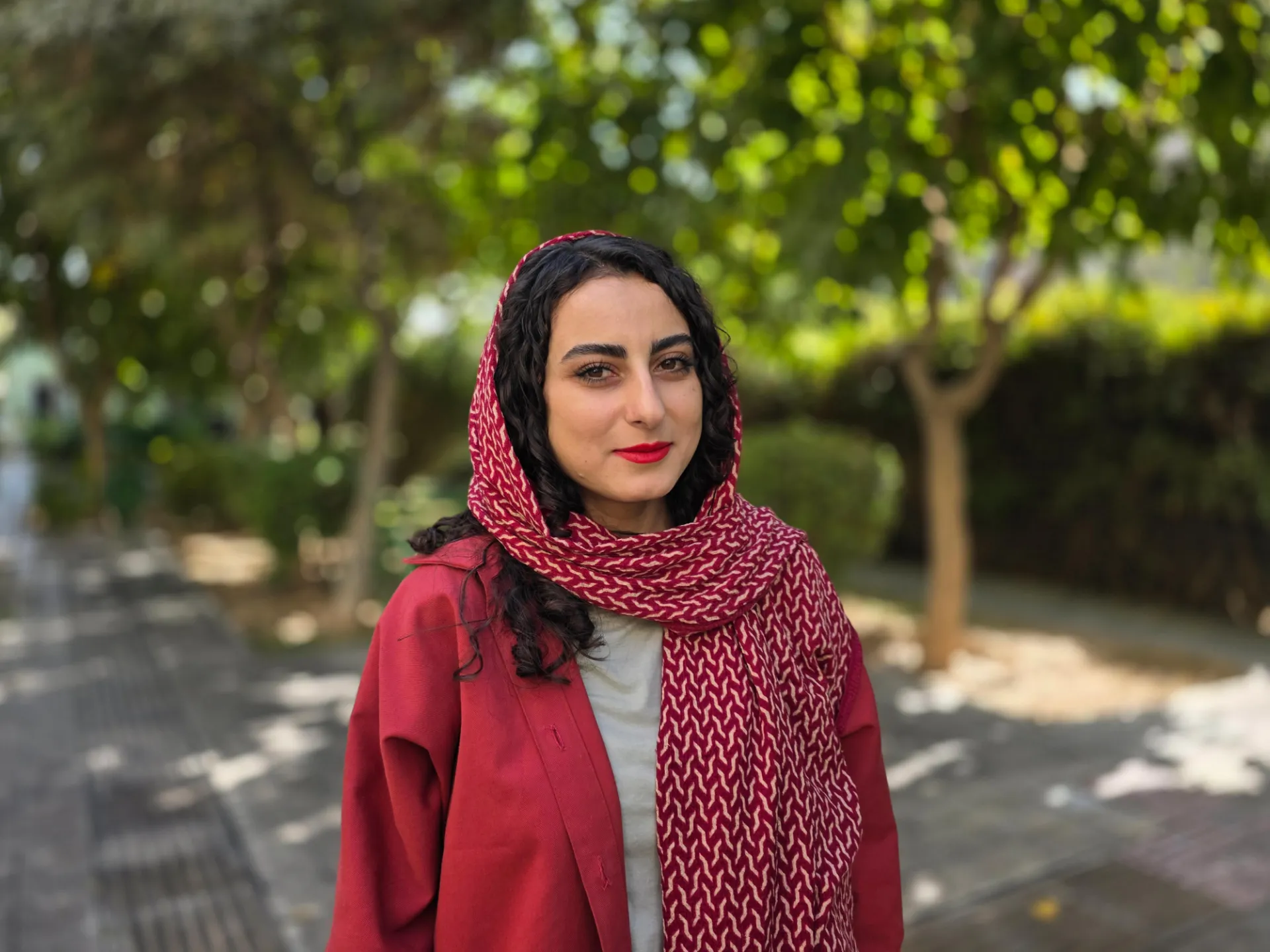 دختری با شال قرمز