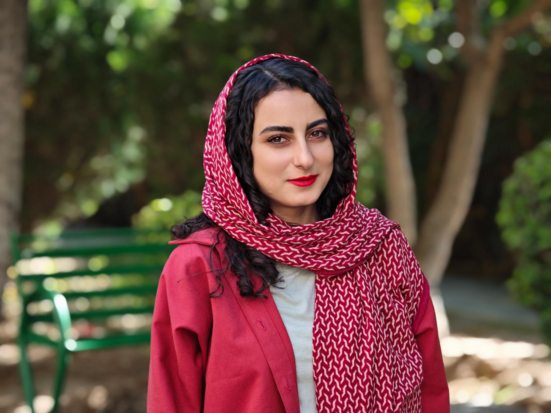 خانمی با مانتوی قرمز