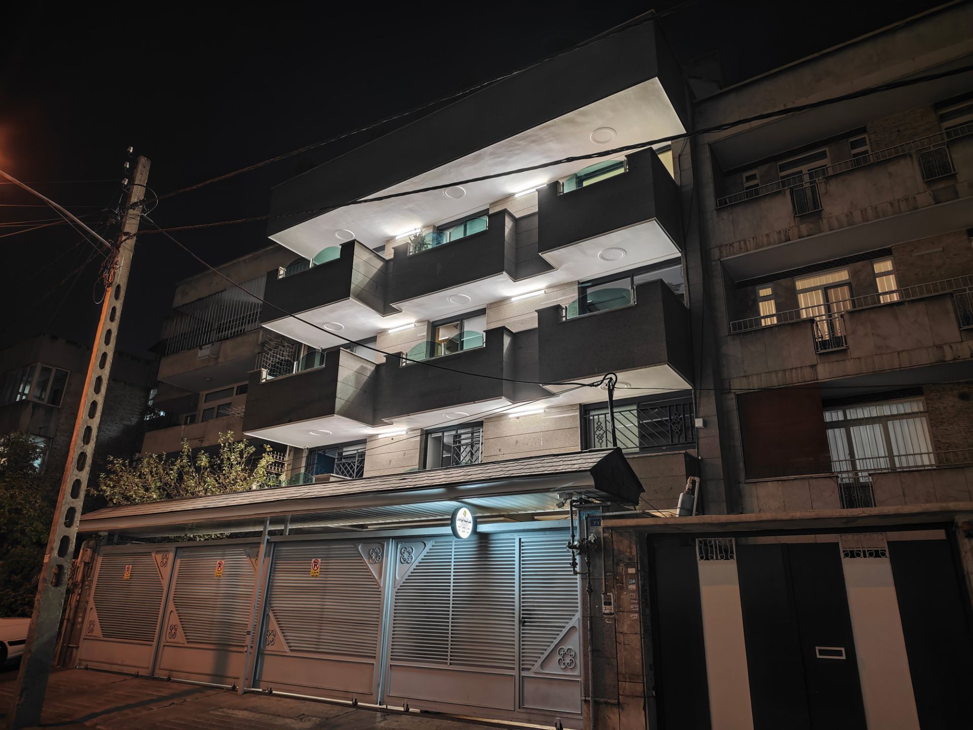 ساختمان سه طبقه