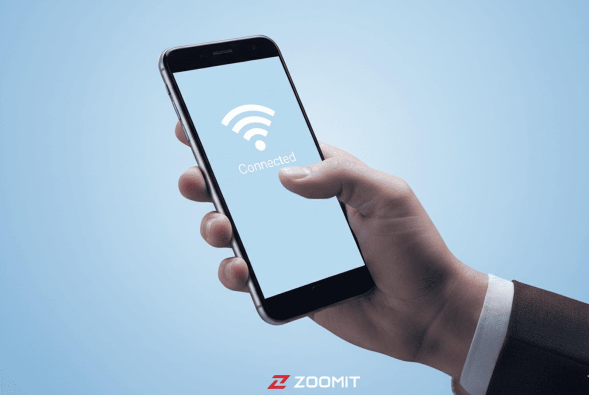 مرد در حال وصل شدن به اینترنت با گوشی