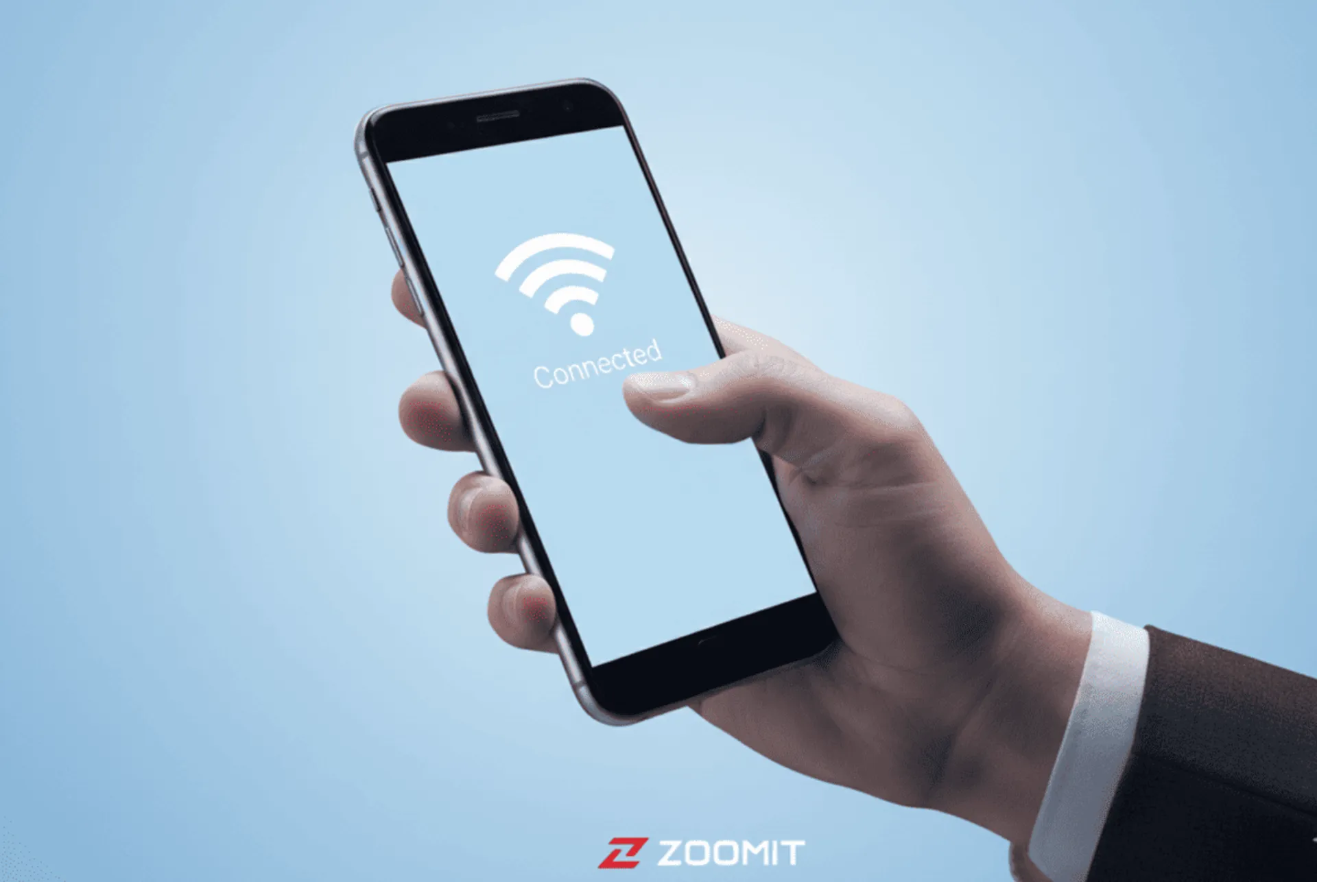 مرد در حال وصل شدن به اینترنت با گوشی