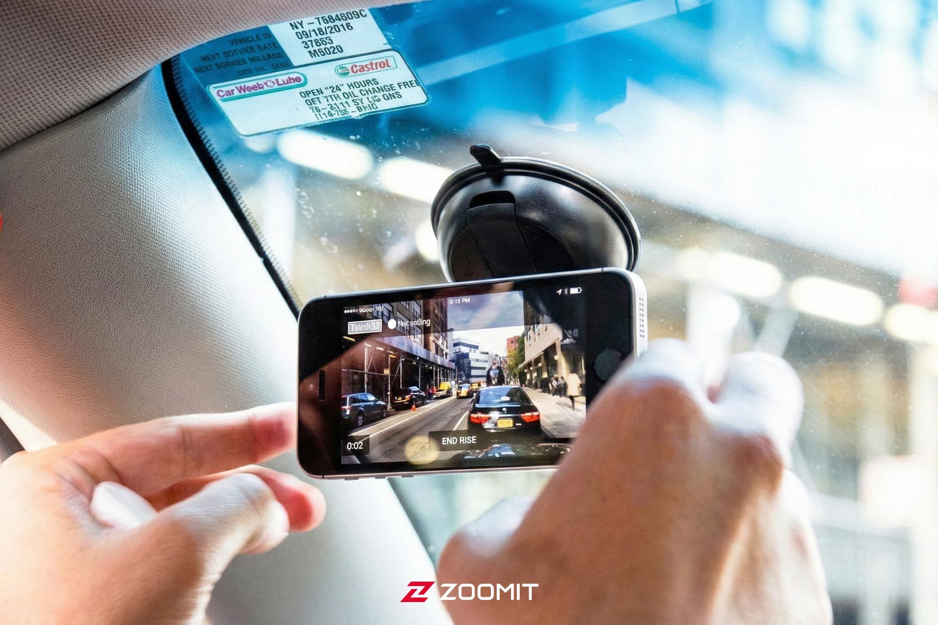 گوشی نصب شده روی شیشه جلوی خودرو به عنوان دش کم 