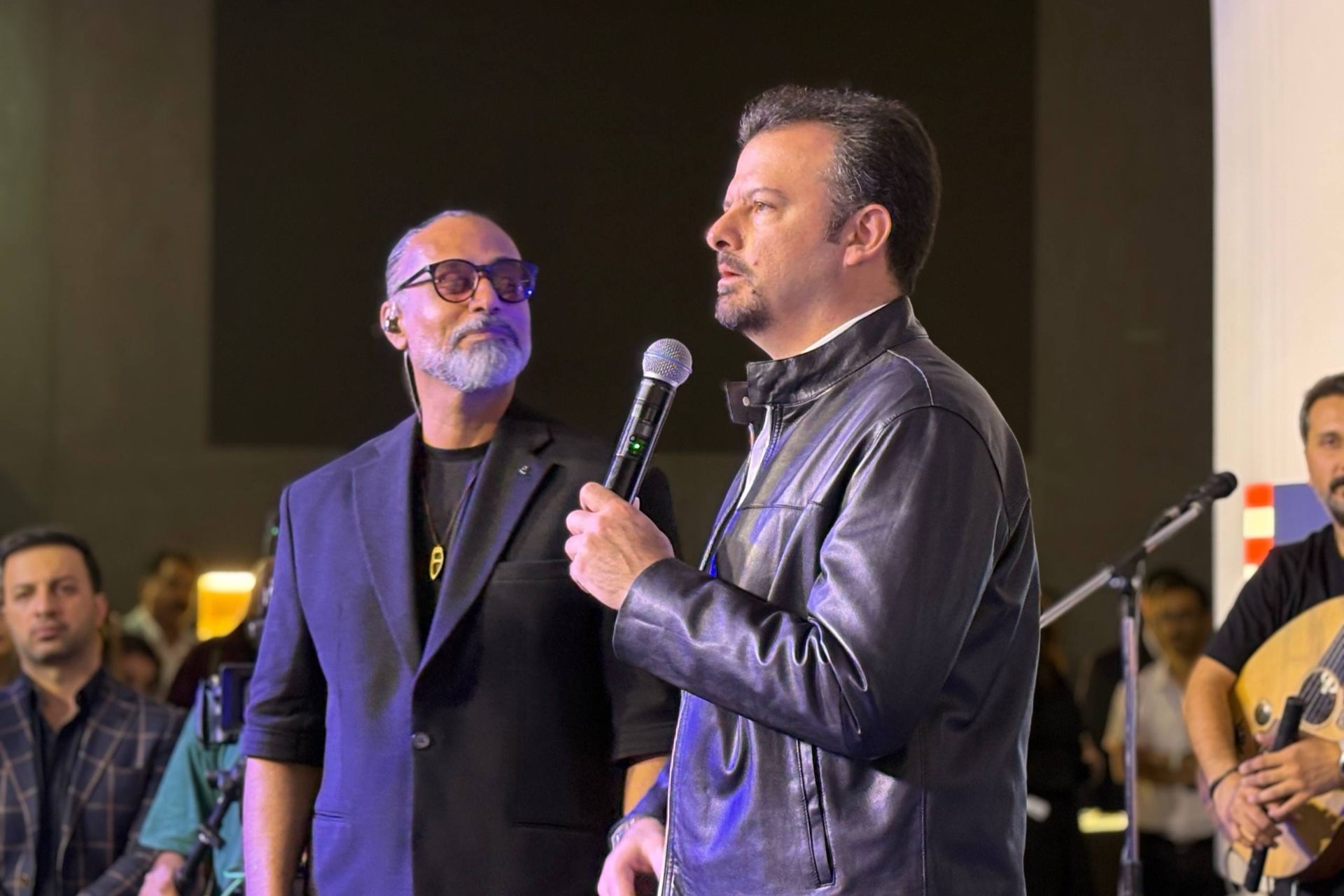 مسعود طباطبایی، مدیرعامل دیجی‌کالا و محسن شریفیان، نوازنده و سرپرست گروه لیان در مراسم رونمایی از ساز لیانیک در فروشگاه حضوری دیجی‌کالا