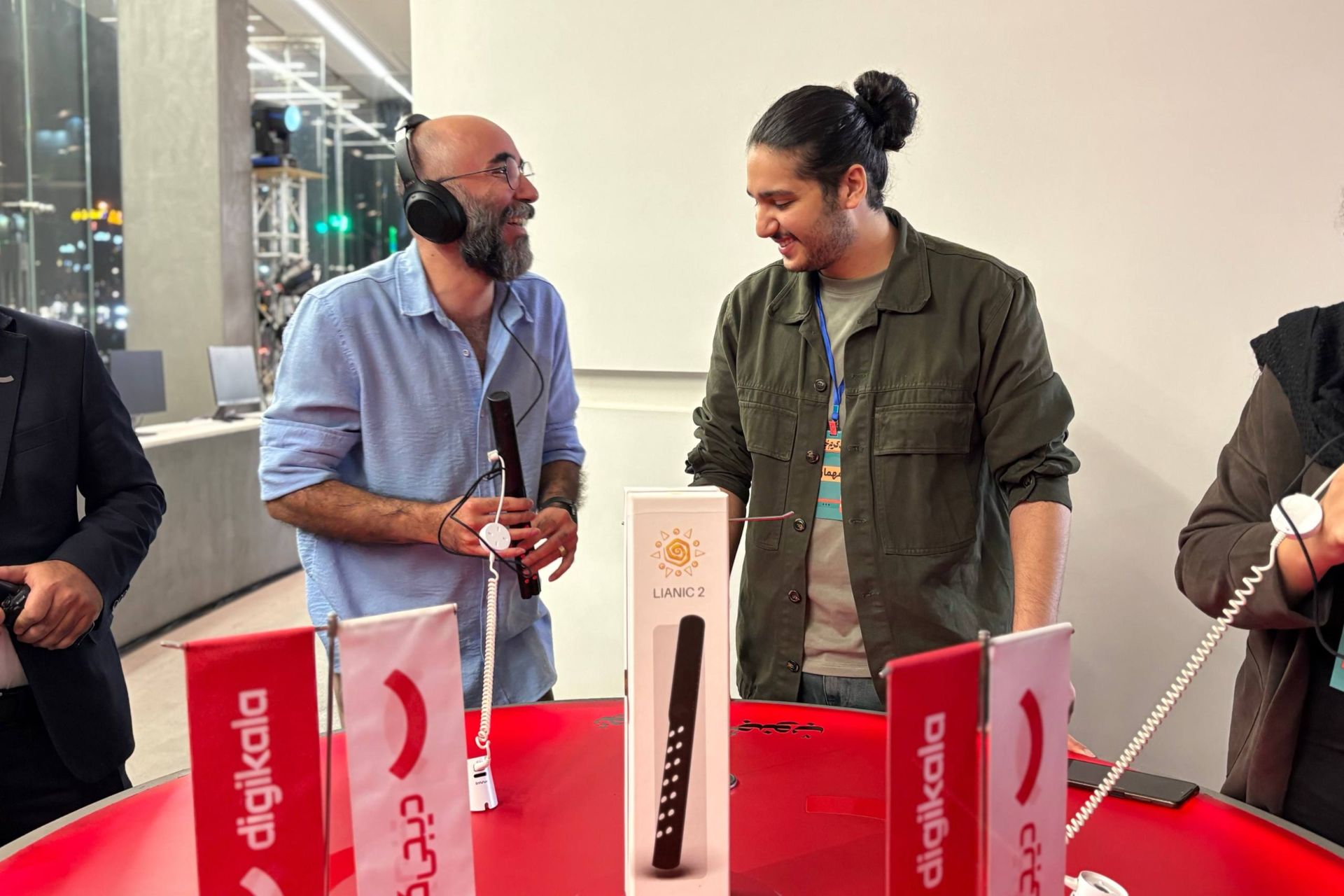 کاربران در حال استفاده از ساز لیانیک در مراسم رونمایی از این ساز در فروشگاه حضوری دیجی‌کالا