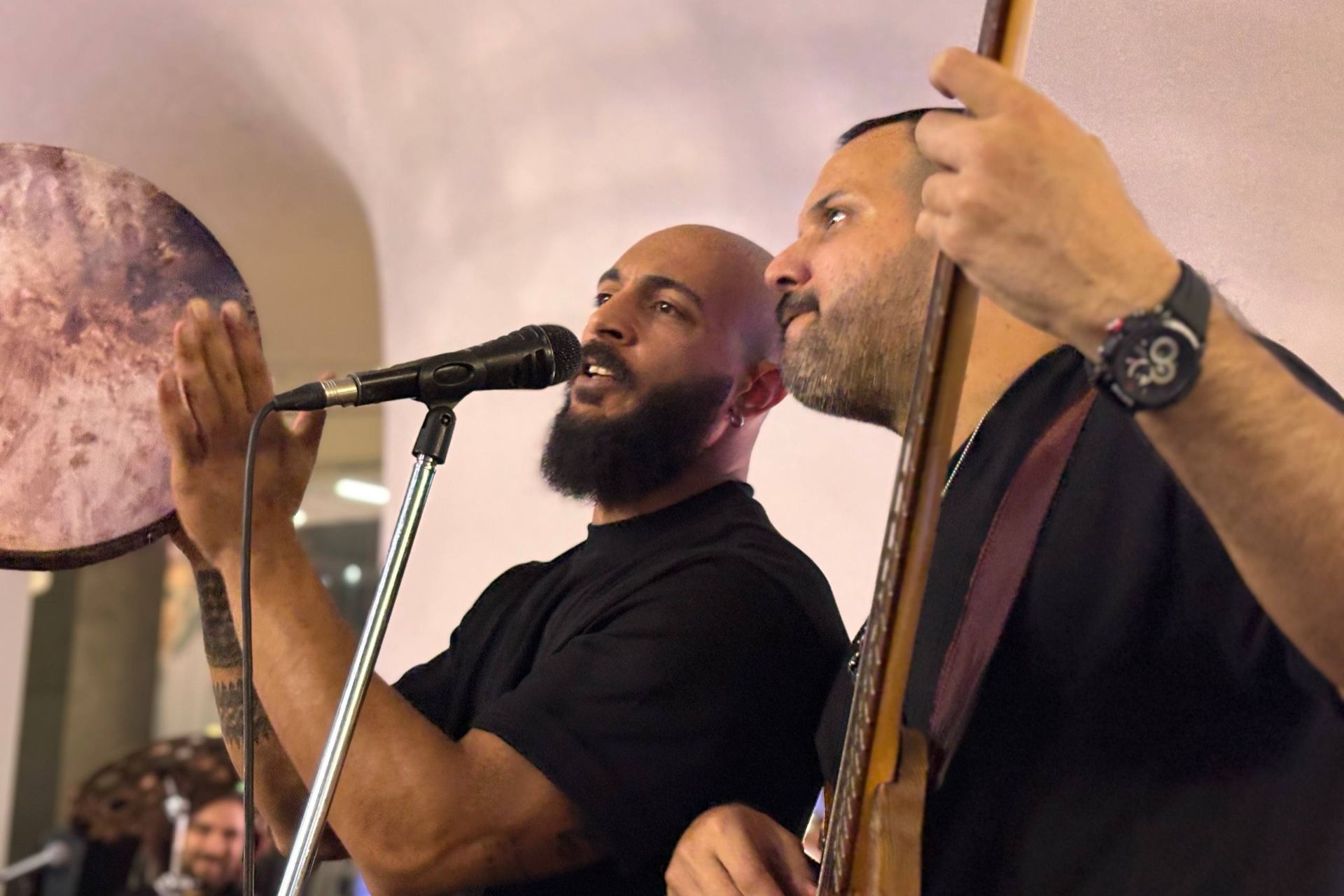 نوازندگان گروه لیان در حال نواختن در مراسم رونمایی از ساز لیانیک در فروشگاه حضوری دیجی‌کالا