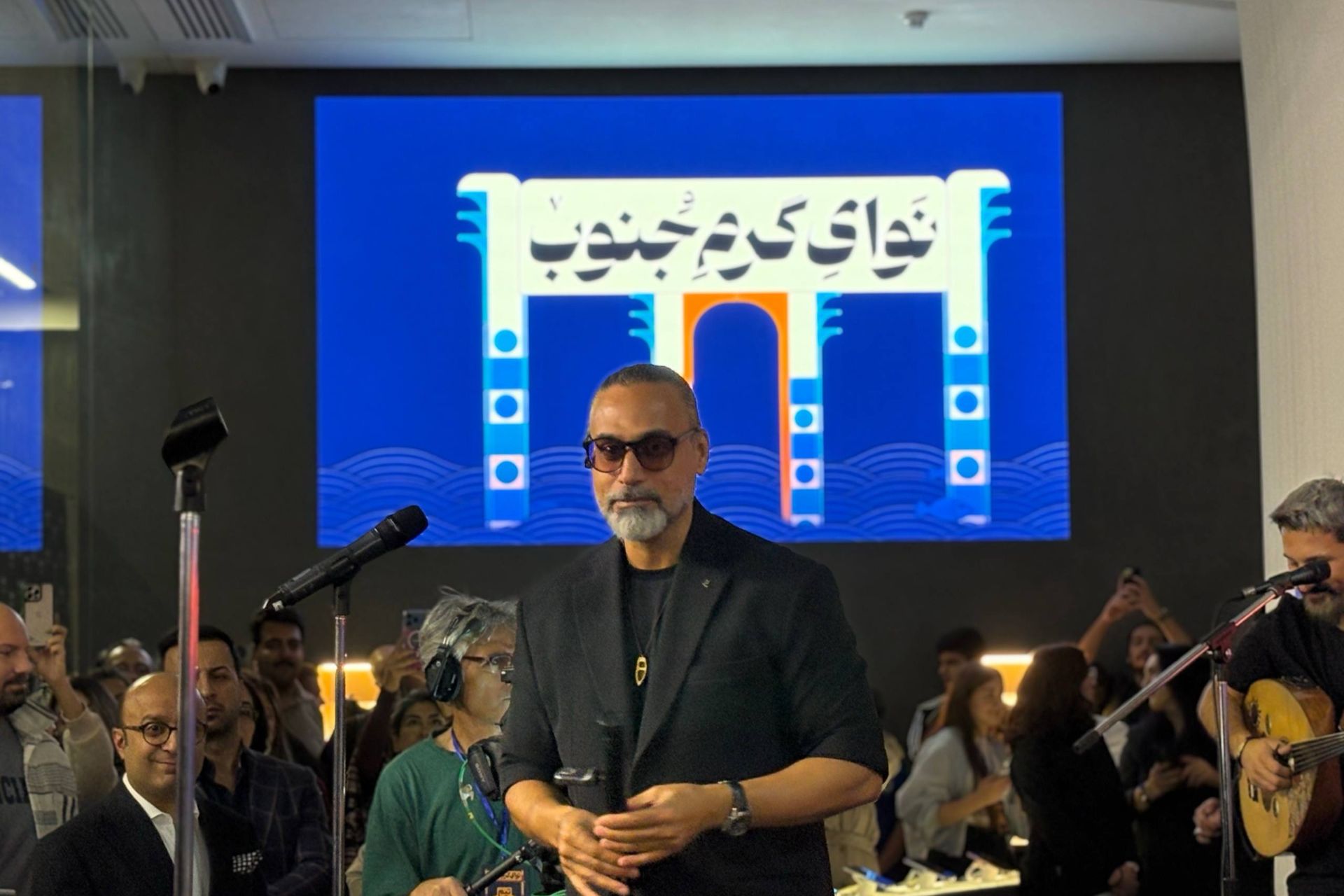 محسن شریفیان، نوازنده و سرپرست گروه لیان در مراسم رونمایی از ساز لیانیک در فروشگاه حضوری دیجی‌کالا