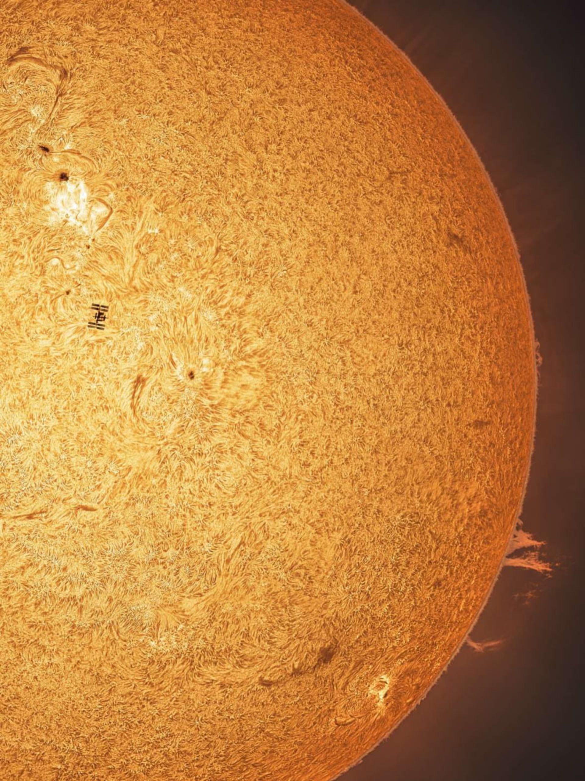 عبور ایستگاه فضایی بین‌المللی از قرص خورشیدی