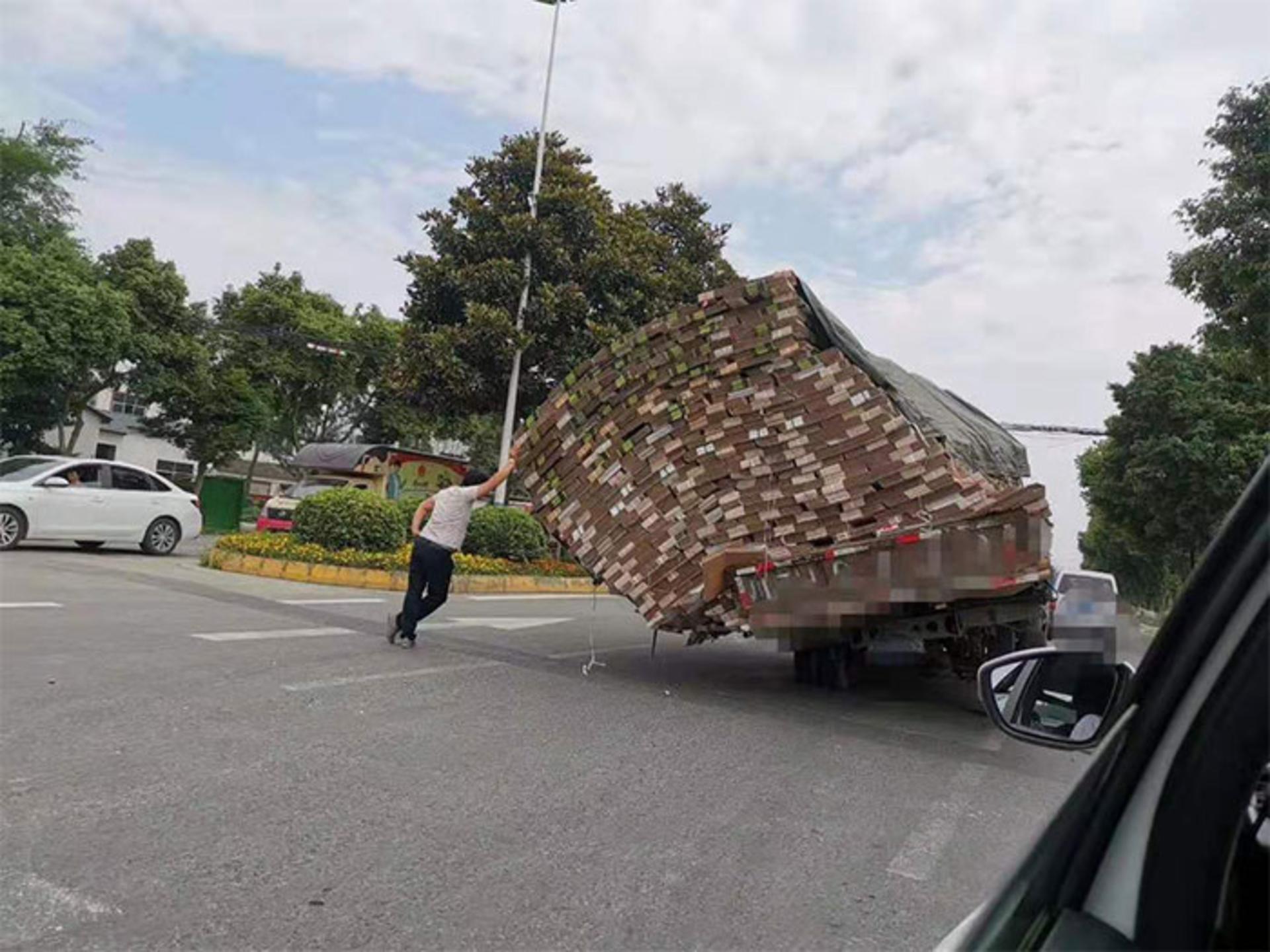 ریحتن بارهای ماشین مرد خیابان