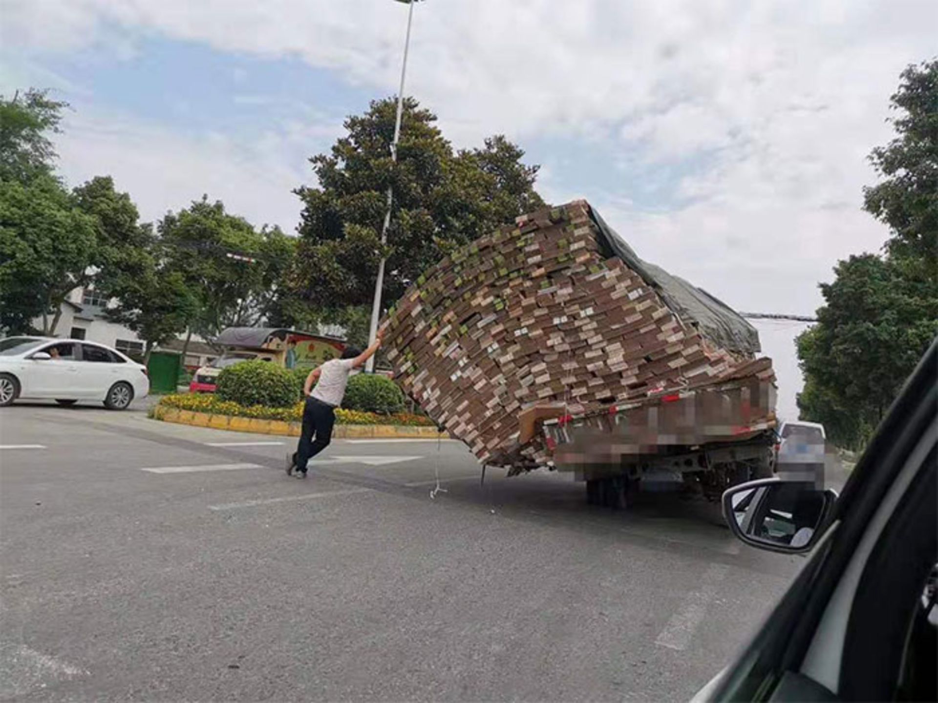 ریحتن بارهای ماشین مرد خیابان