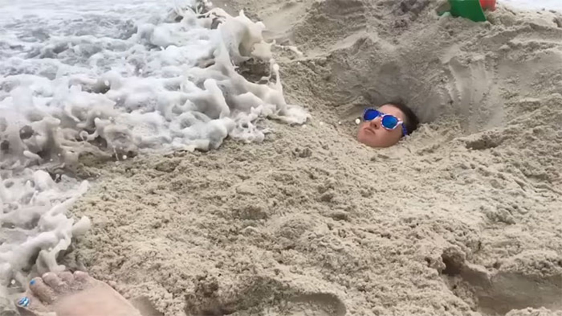 مرد مدفون زیر شن‌ها در ساحل