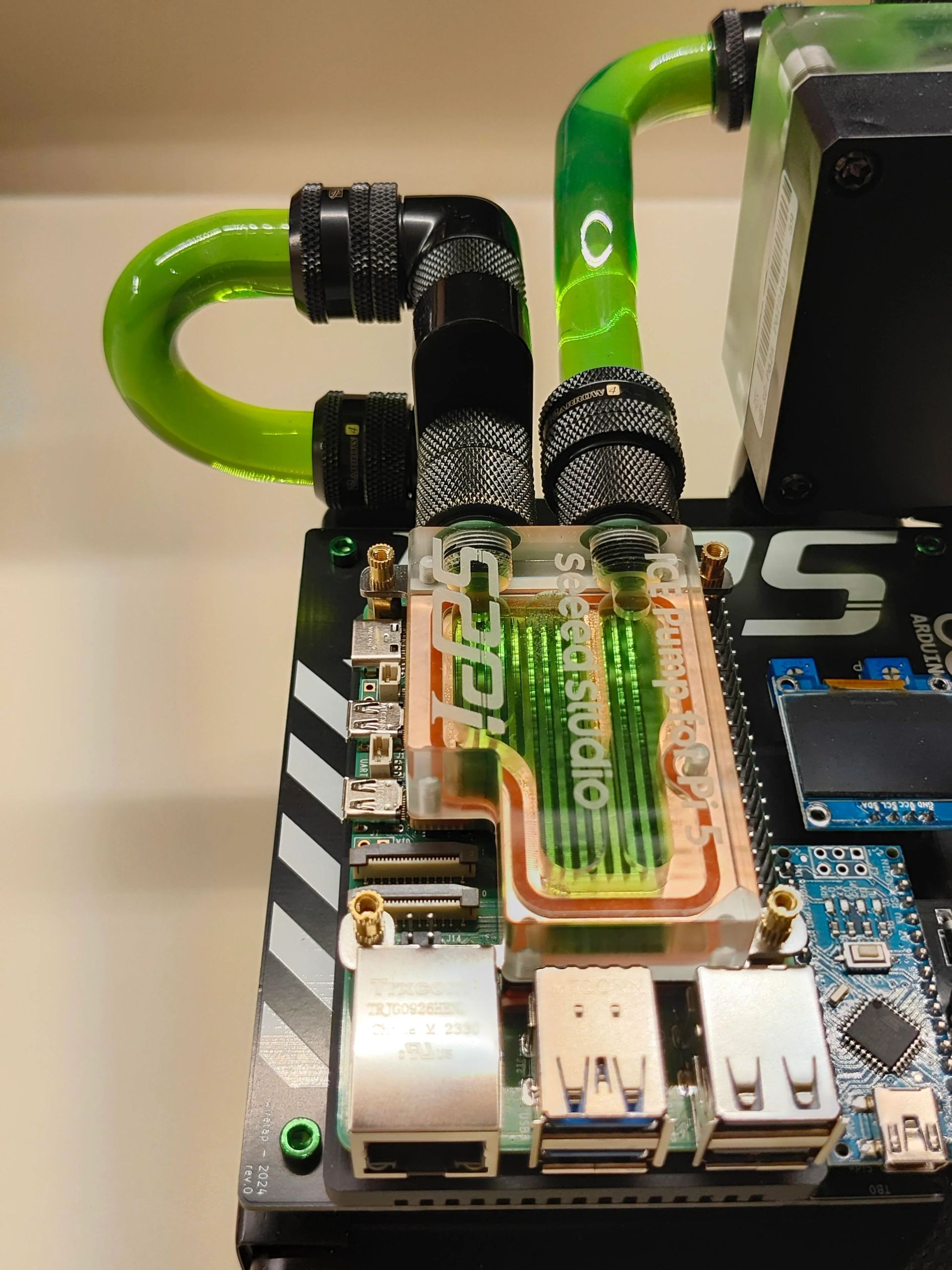 سیستم خنک کننده مایع روی Raspberry Pi 5